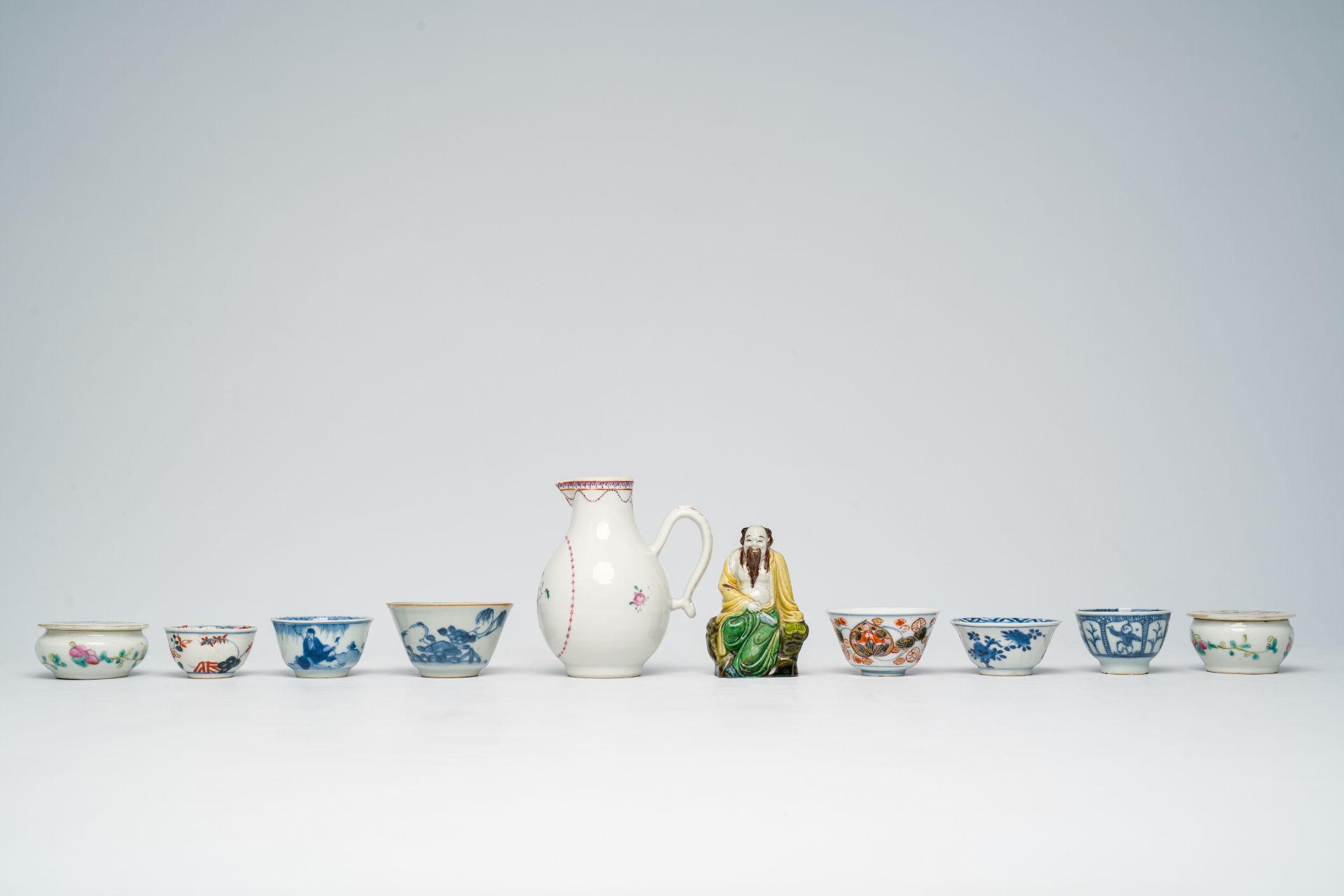 A varied collection of Chinese blue, white, Imari style and famille rose porcelain, a.o. Straits or - Image 6 of 13