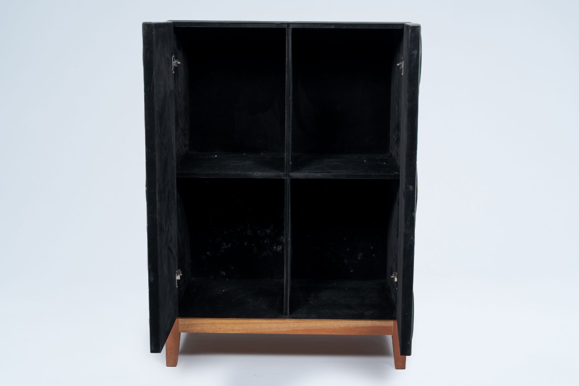 Olivier De Schrijver (1958): A 'Special Olivier' two-door cabinet with antique glass and lined with - Image 7 of 7