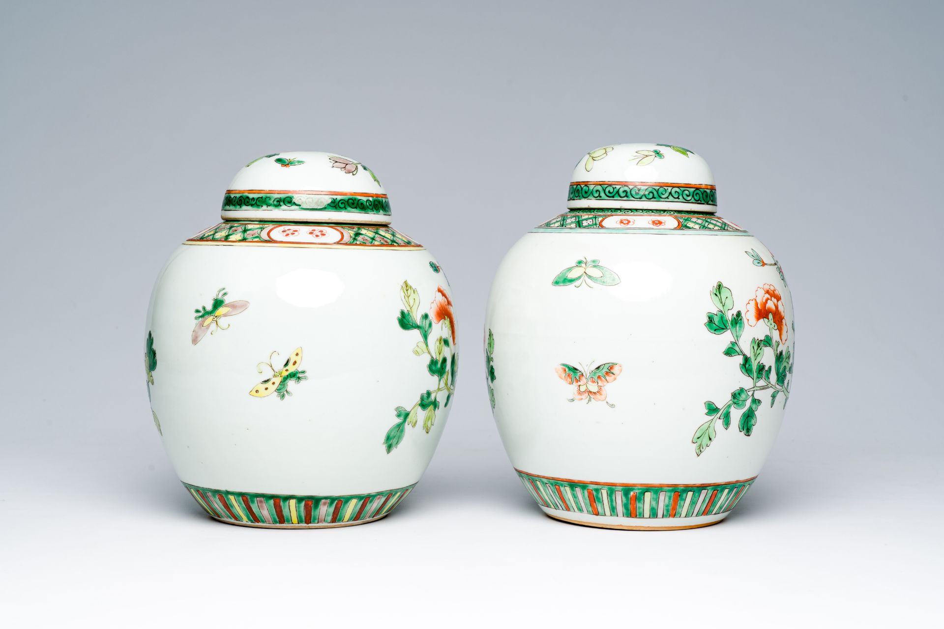 Two Chinese famille verte jars and covers with floral design, 19th C. - Image 4 of 7
