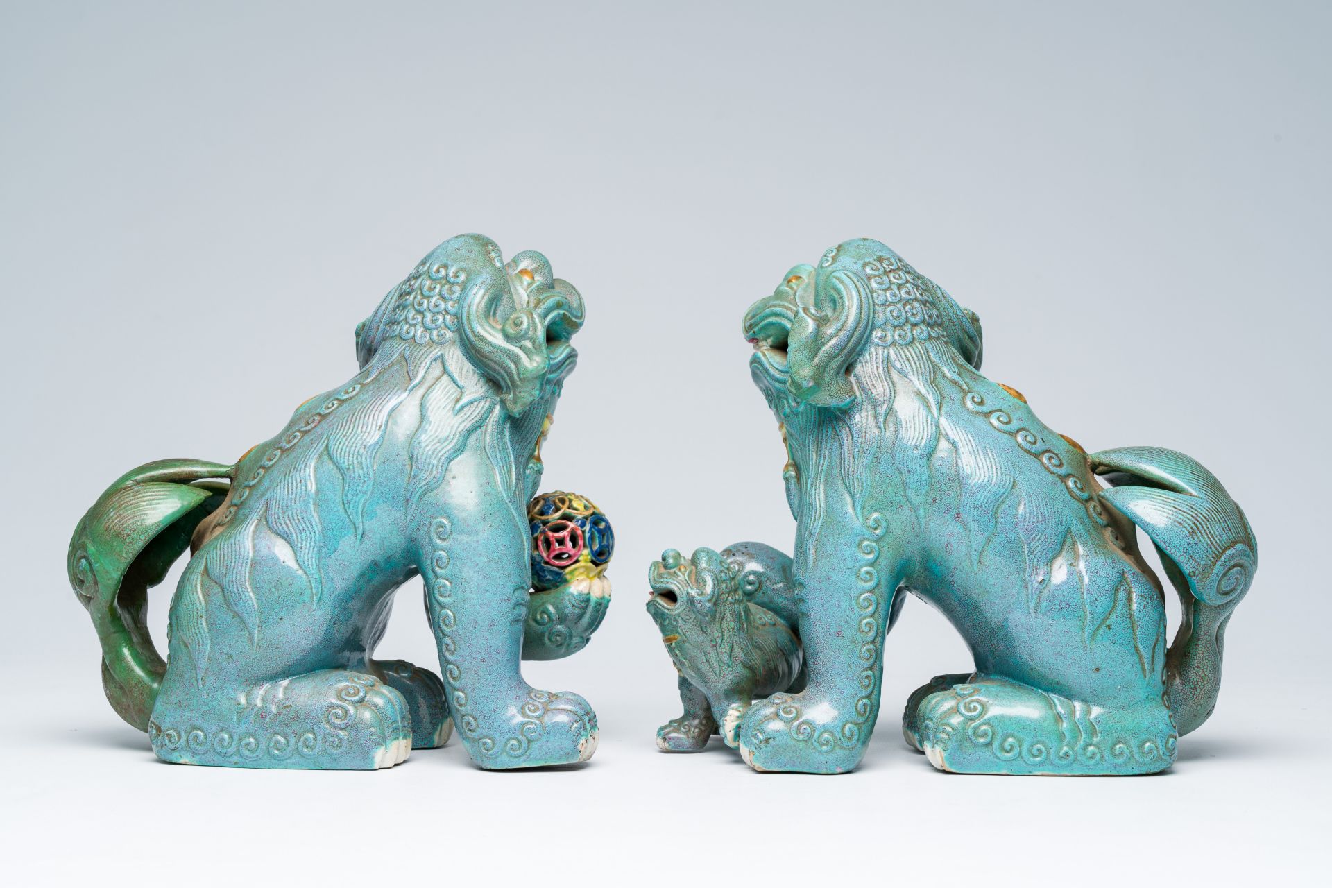 A pair of Chinese robin's egg glazed Buddhist lions, Republic, 20th C. - Bild 5 aus 8