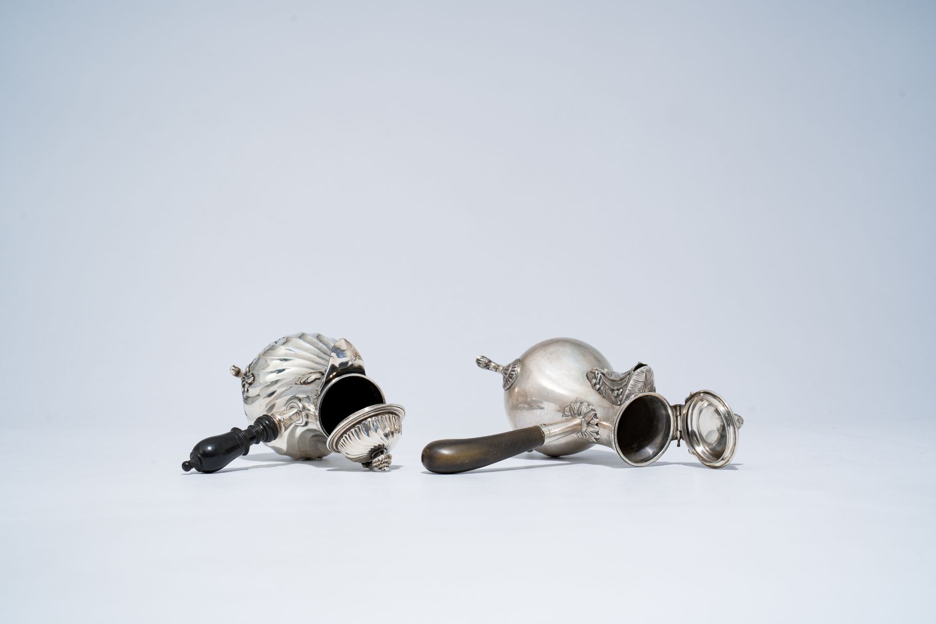 Two silver Louis XV and Louis XVI style 'egoist' jugs and covers, 800 and 950/000, 19th/20th C. - Image 6 of 9