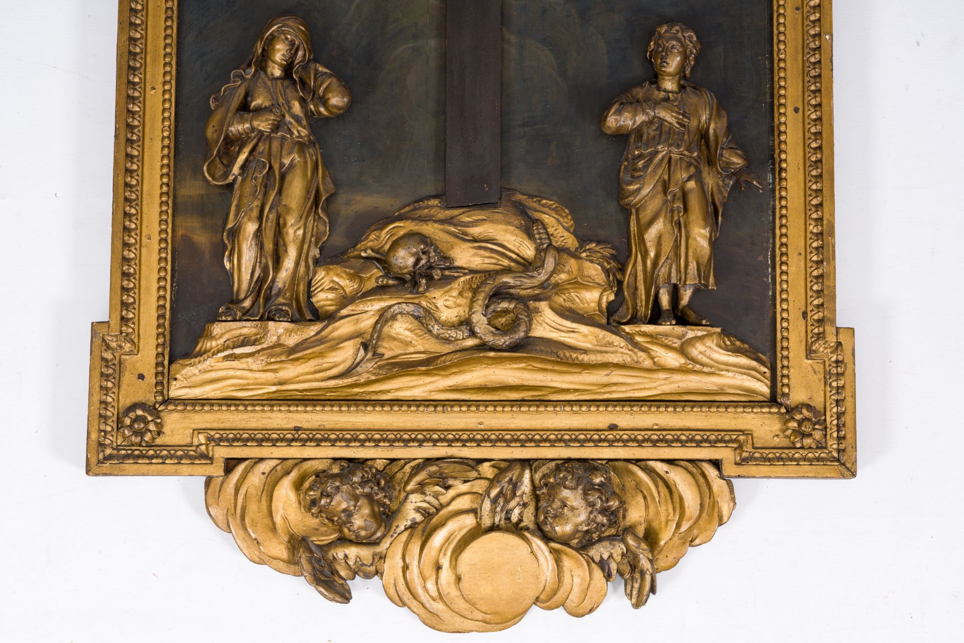 A Flemish carved and gilt wood Calvary surrounded by angels, late 18th C. - Image 4 of 5