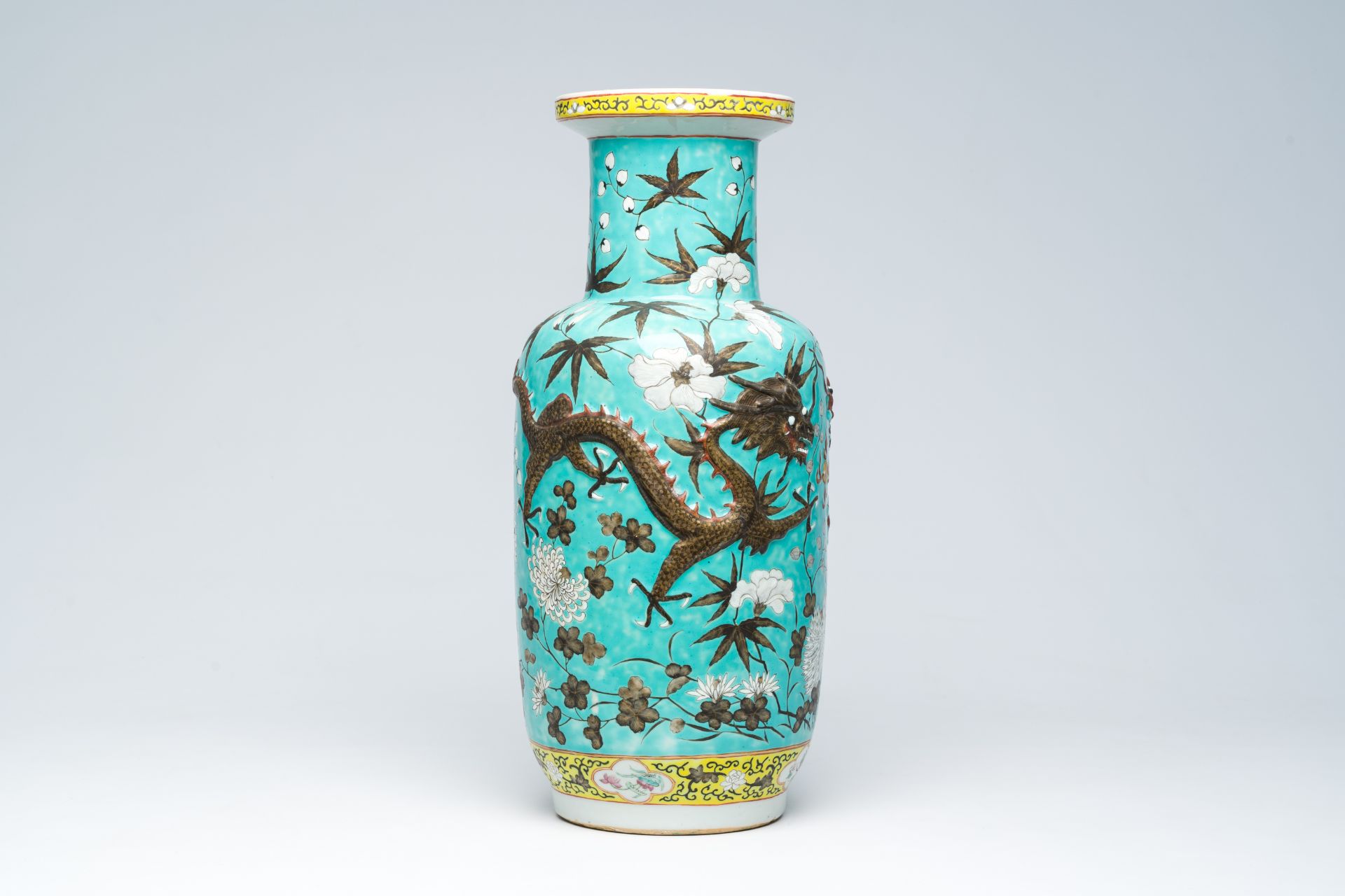 A Chinese famille rose turquoise ground Dayazhai style 'dragons chasing the pearl' vase, 19th C. - Bild 4 aus 6