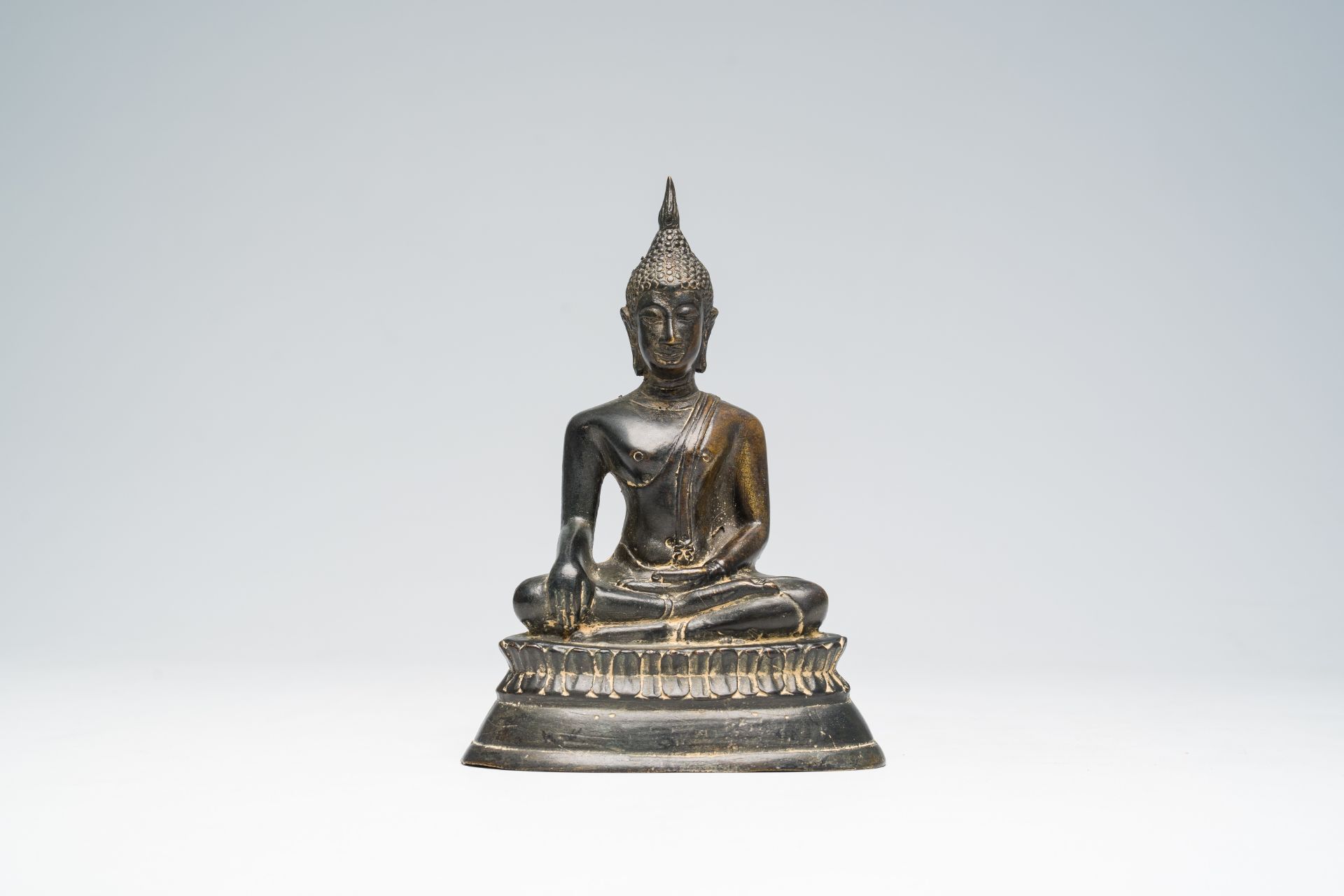 A bronze sculpture of the seated Buddha, Southeast Asia, 18th/19th C. - Image 2 of 7