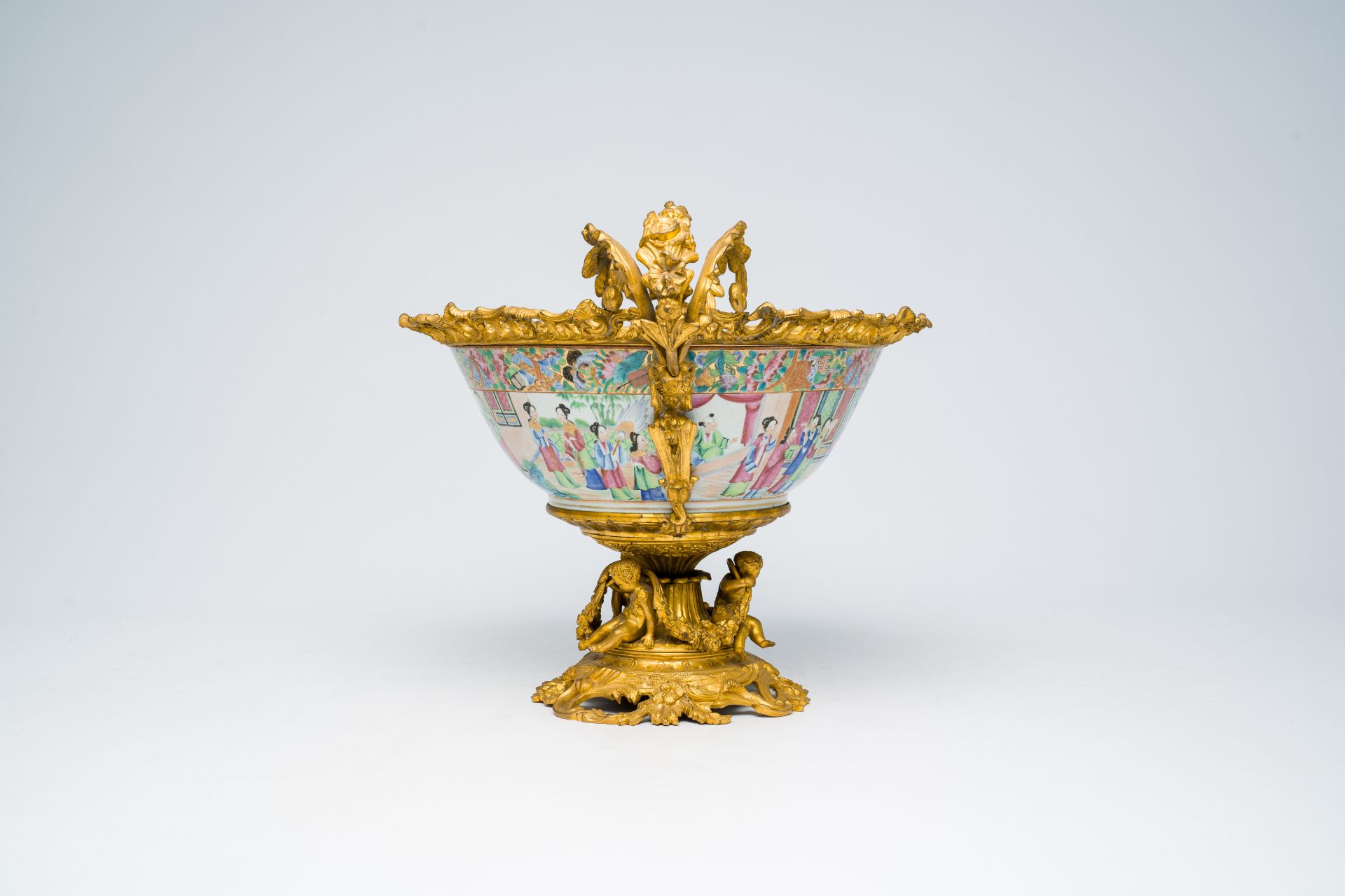 A Chinese gilt bronze mounted Canton famille rose bowl with a palace scene all around. 19th C. - Image 4 of 8