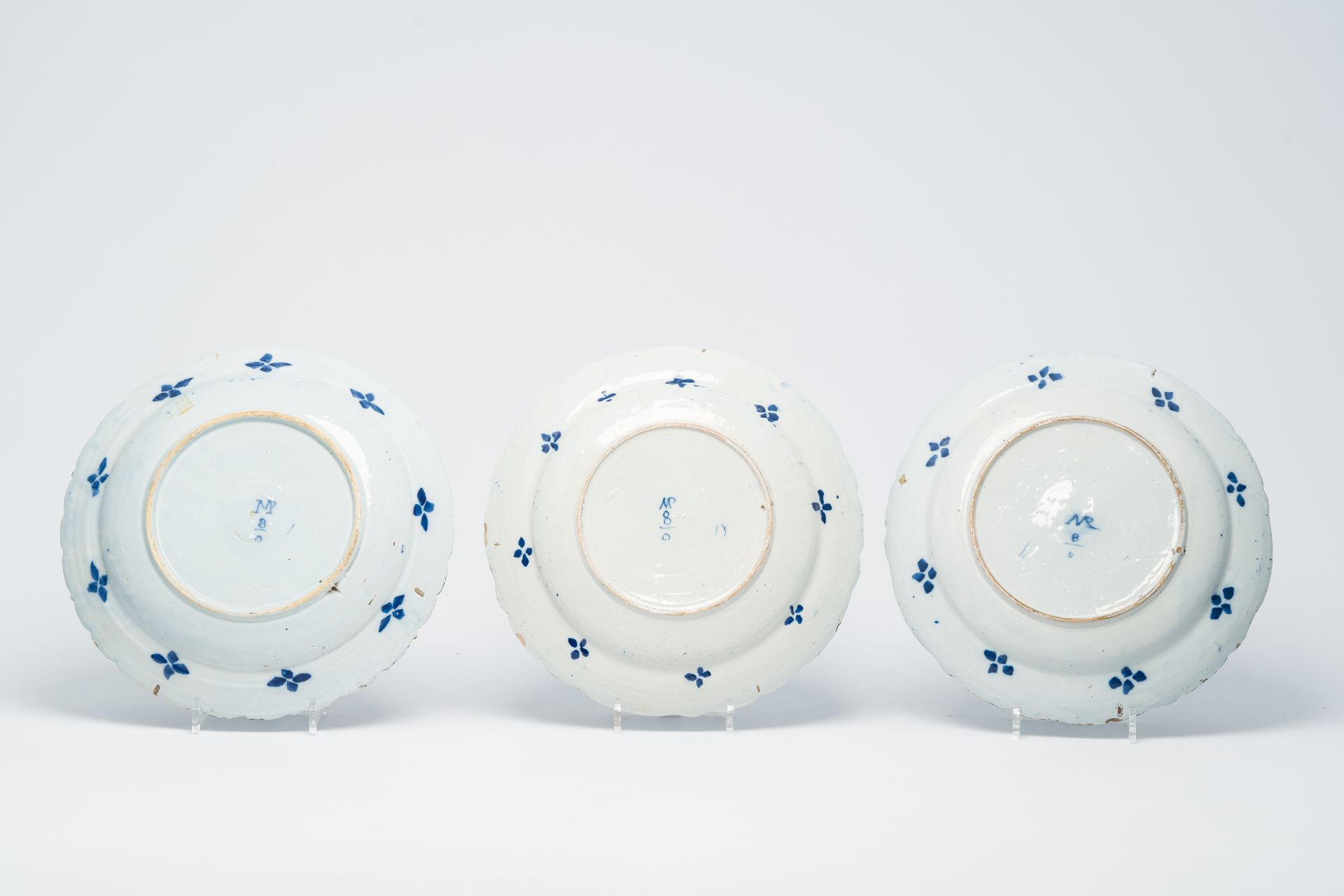 Seven Dutch Delft blue and white 'chinoiserie' dishes, 18th C. - Image 5 of 7