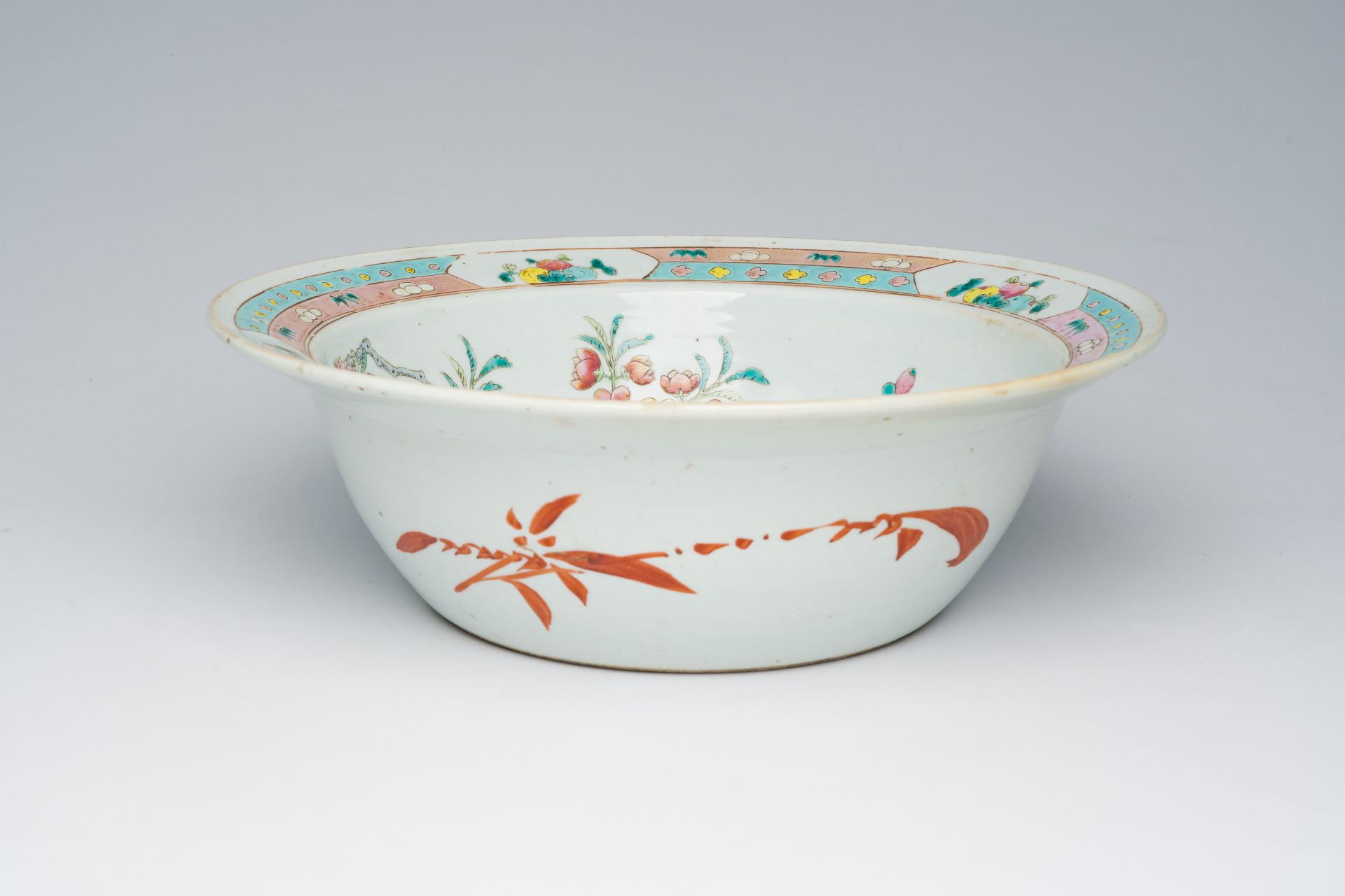 A Chinese famille rose bowl with a pheasant among blossoming branches, 19th C. - Bild 8 aus 9