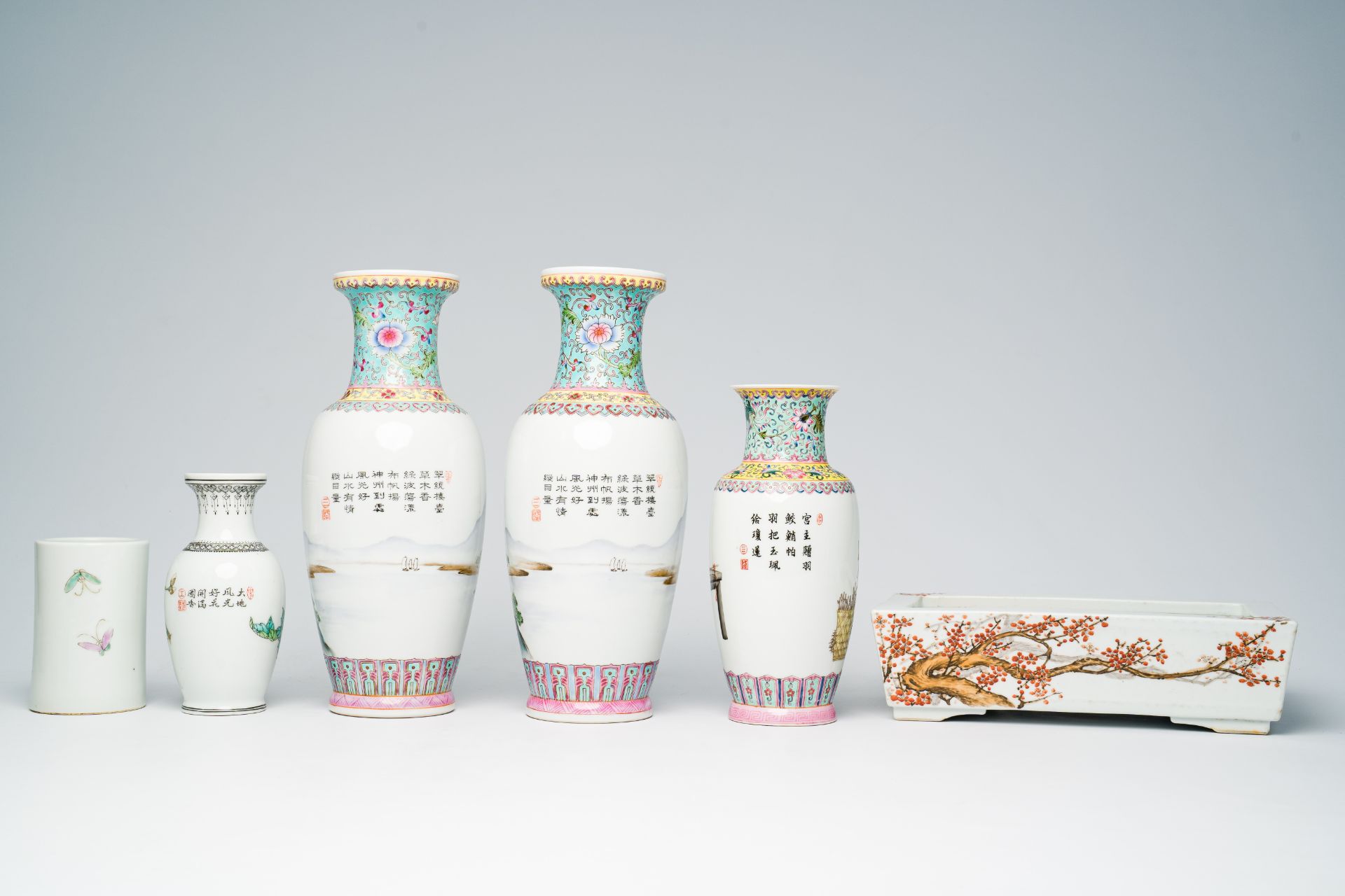 A varied collection of Chinese famille rose and qianjiang cai porcelain with figures, landscapes and - Bild 3 aus 11