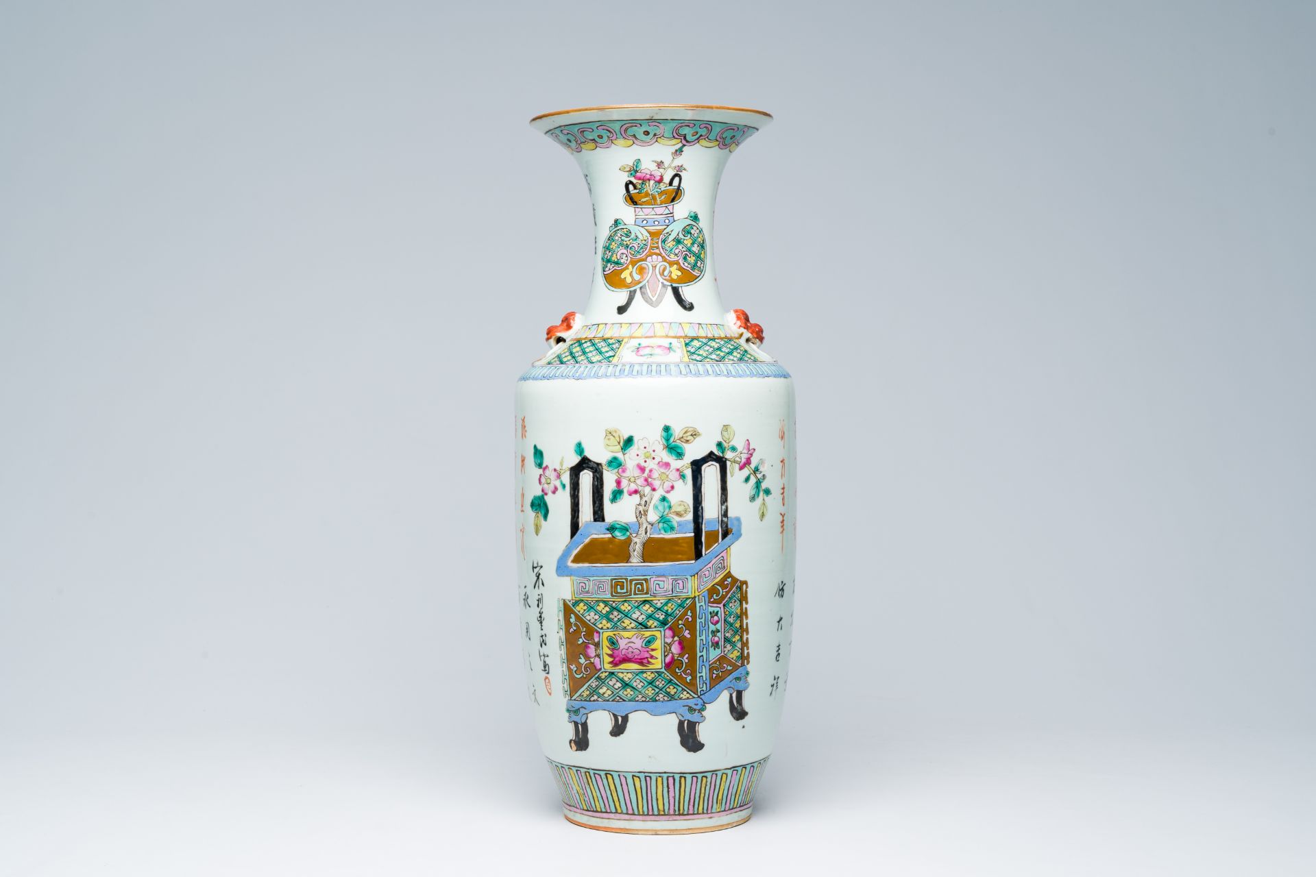 A Chinese famille rose 'flower baskets' vase, 19th C. - Bild 3 aus 6