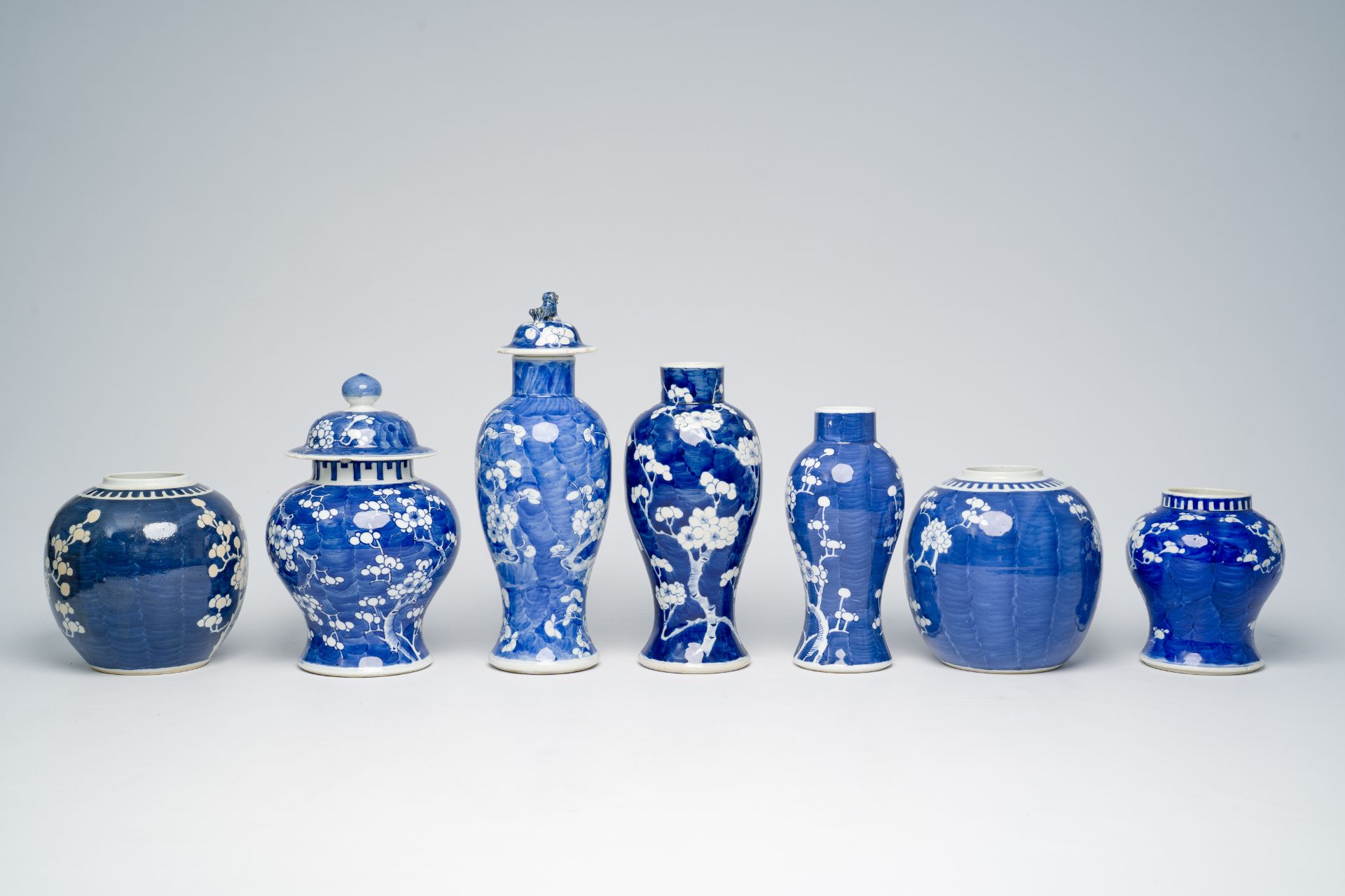 A varied collection of Chinese blue and white prunus on cracked ice ground porcelain, 19th/20th C. - Bild 5 aus 15