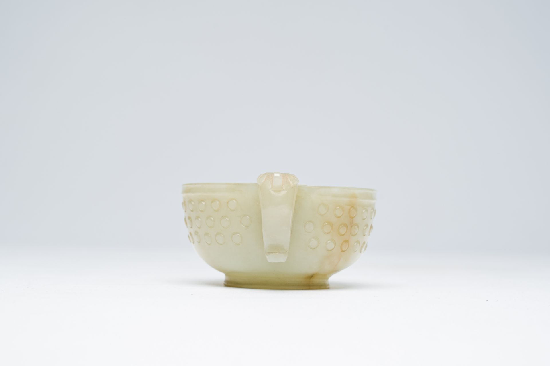 A Chinese celadon jade two-handled bowl, 18th C. - Image 3 of 7