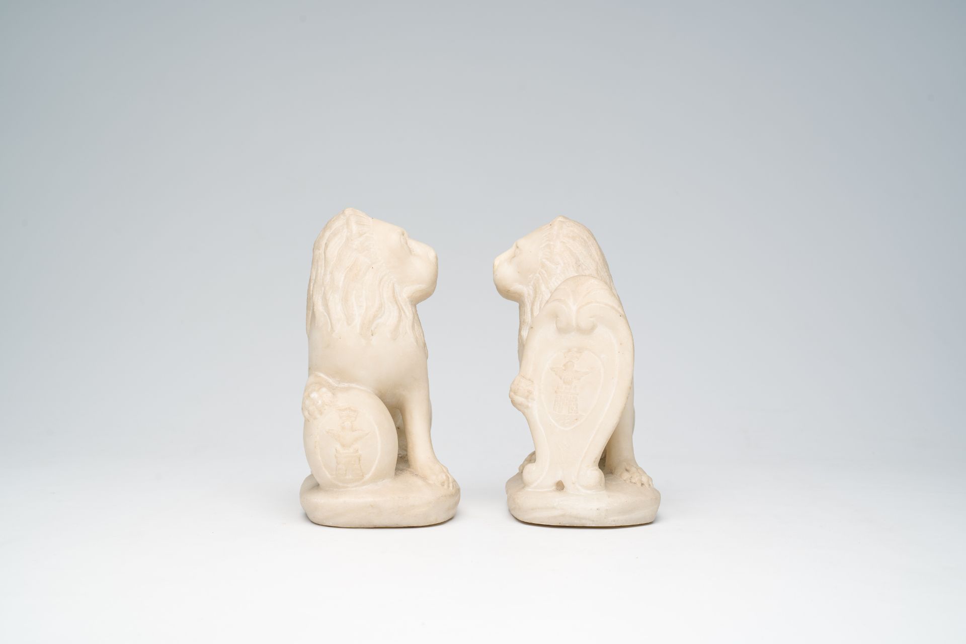 A pair of Italian marble lions holding shields with coats of arms, 19th C. - Image 5 of 8