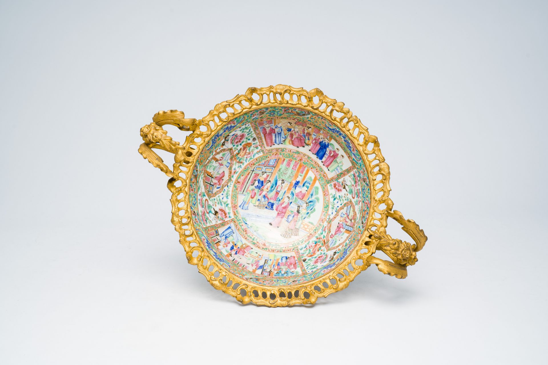 A Chinese gilt bronze mounted Canton famille rose bowl with a palace scene all around. 19th C. - Image 7 of 8
