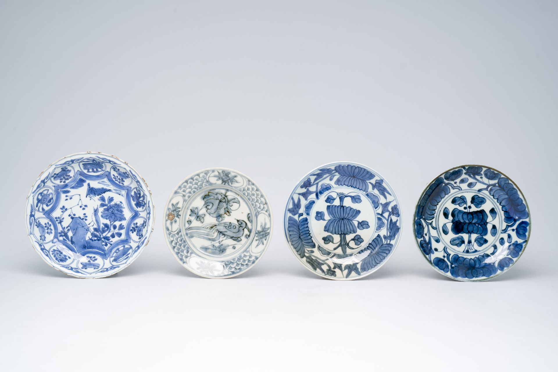 Two Chinese and two Japanese blue and white plates, Ming and Edo, 16th/17th C. - Image 2 of 3