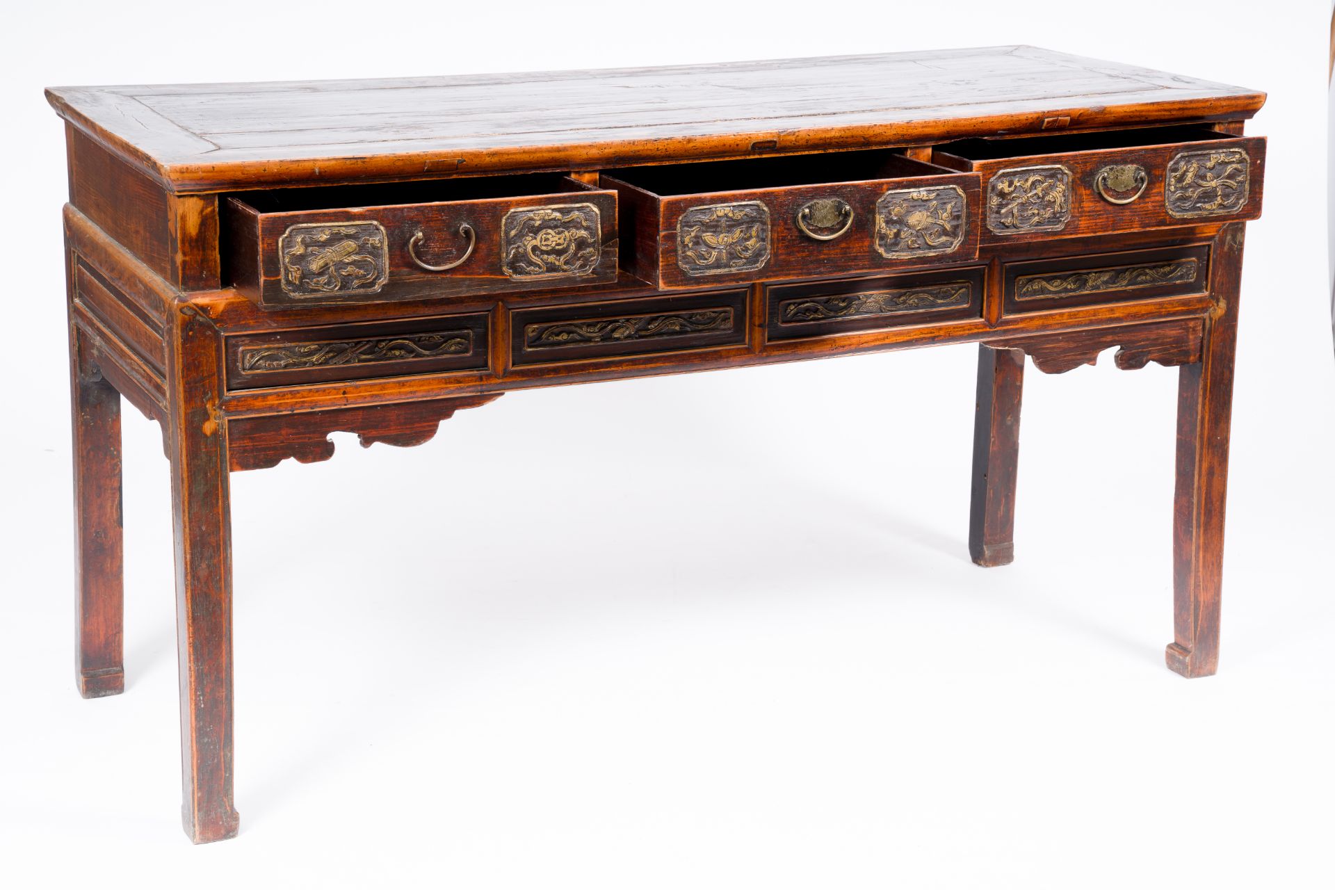 A Chinese wood wall console with partly gilt relief design, 19th/20th C. - Image 2 of 7