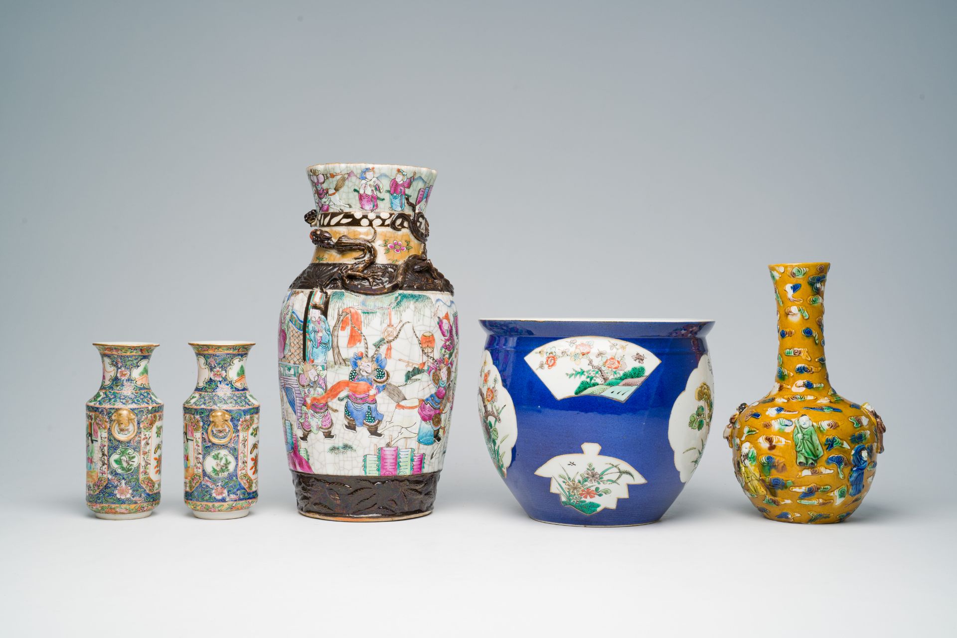 A varied collection of Chinese famille rose, famille verte and polychrome porcelain, 19th/20th C. - Bild 3 aus 7