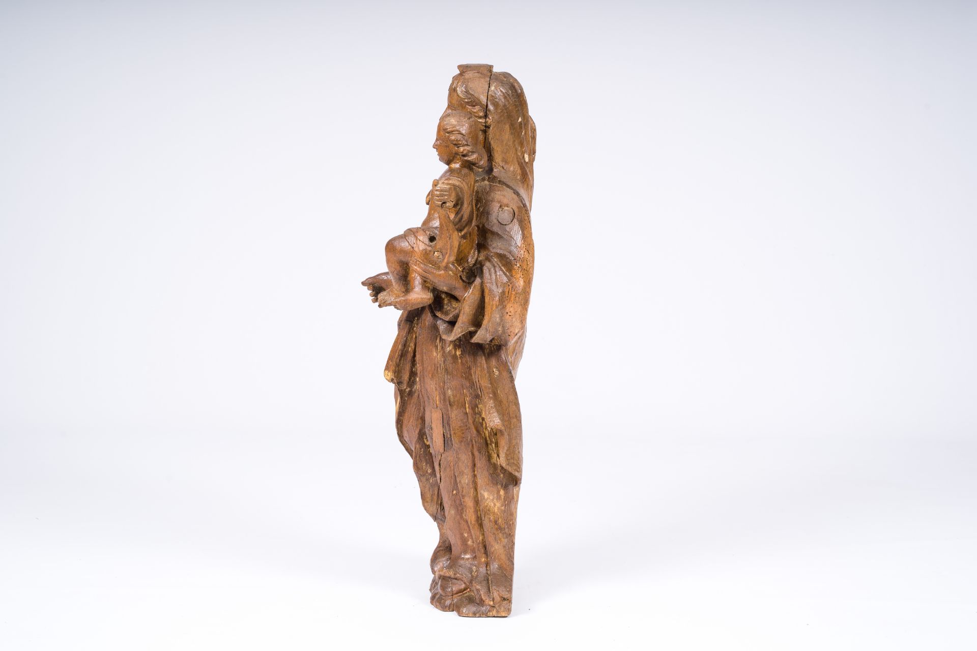 A Flemish carved oak wood Virgin and Child with gilt design, 17th C. - Image 3 of 7