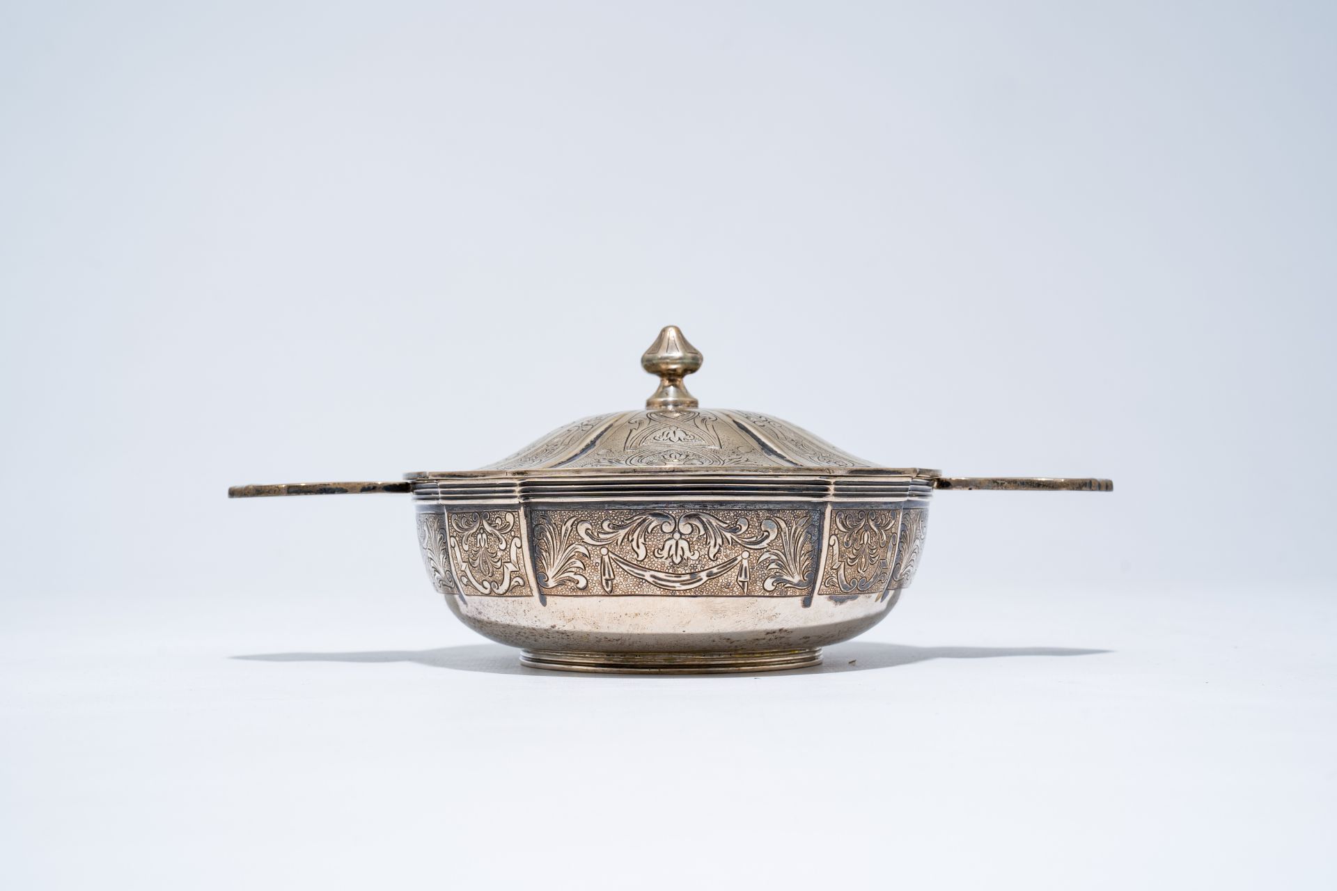 A Belgian silver bowl and cover with floral design, maker's mark Wolfers, 800/000, 20th C. - Image 5 of 9