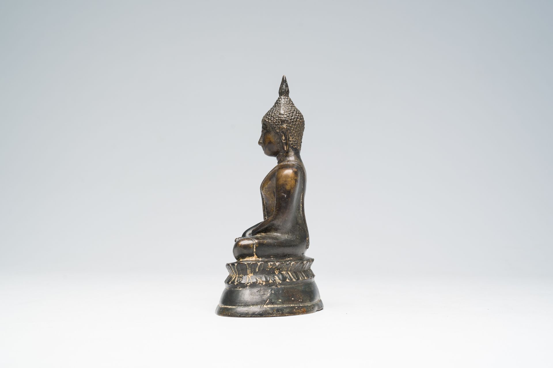A bronze sculpture of the seated Buddha, Southeast Asia, 18th/19th C. - Image 3 of 7
