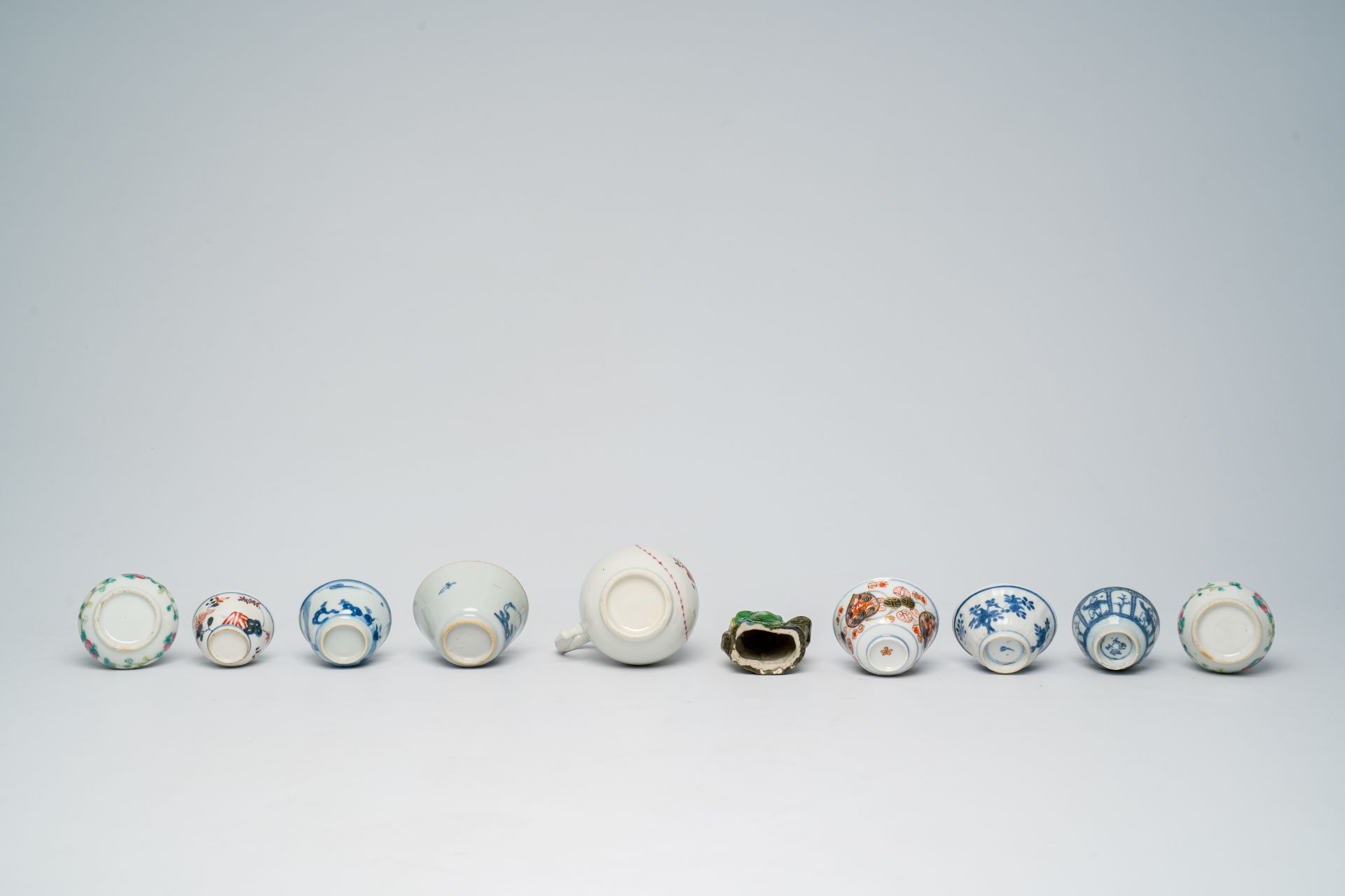 A varied collection of Chinese blue, white, Imari style and famille rose porcelain, a.o. Straits or - Image 11 of 13