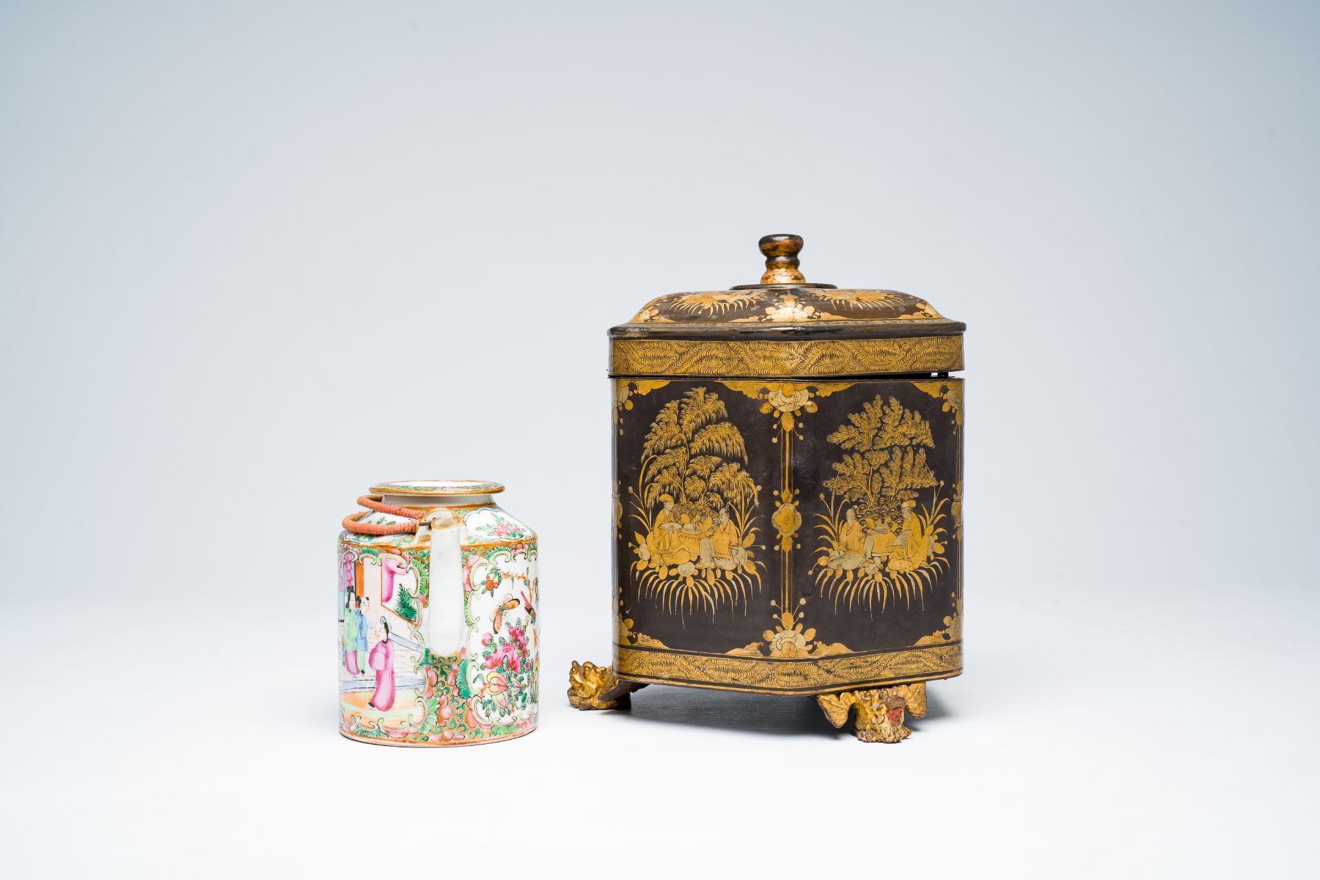 A Chinese hexagonal export Canton black- and gold-lacquer tea box with a matching famille rose teapo - Bild 5 aus 9