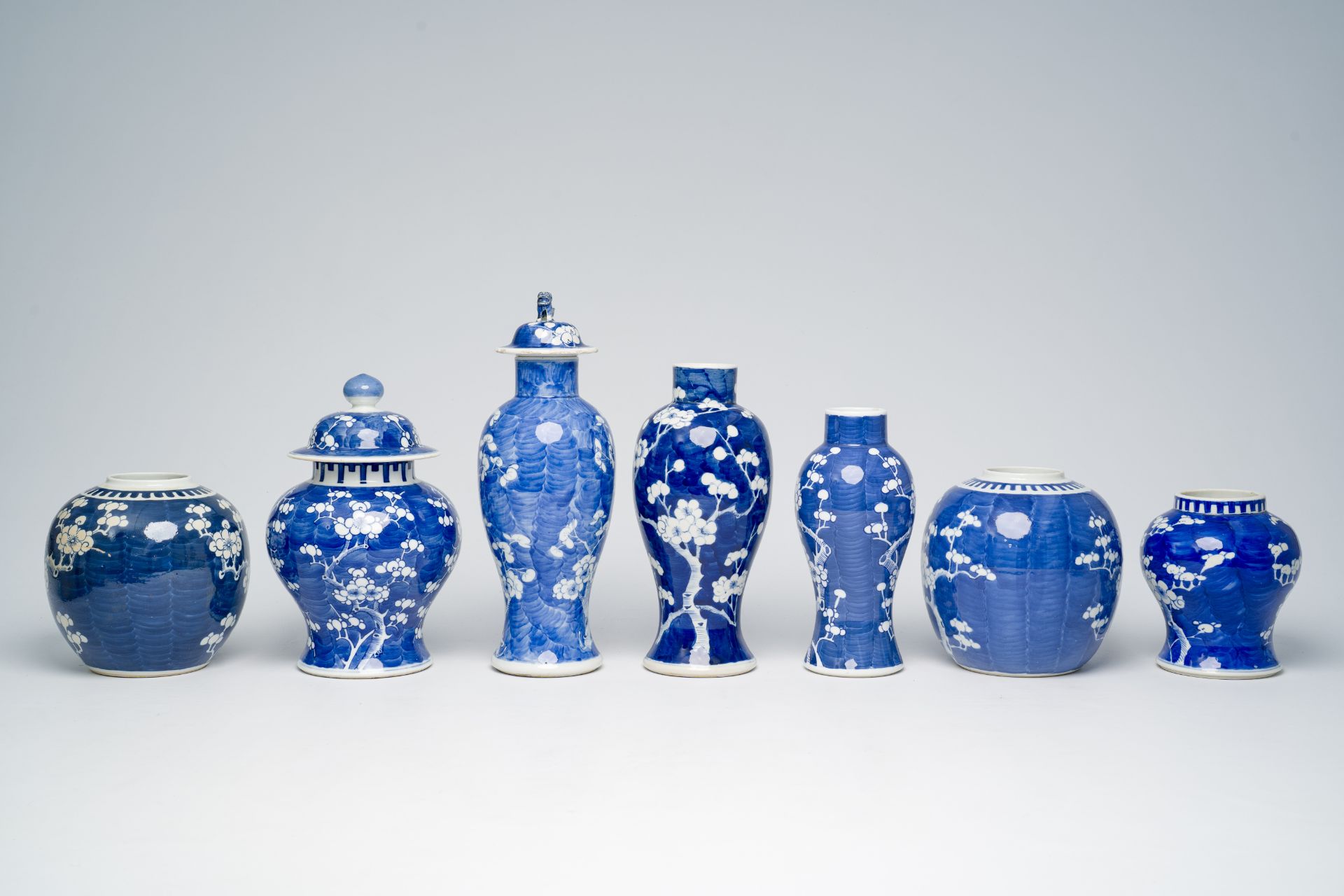 A varied collection of Chinese blue and white prunus on cracked ice ground porcelain, 19th/20th C. - Bild 3 aus 15