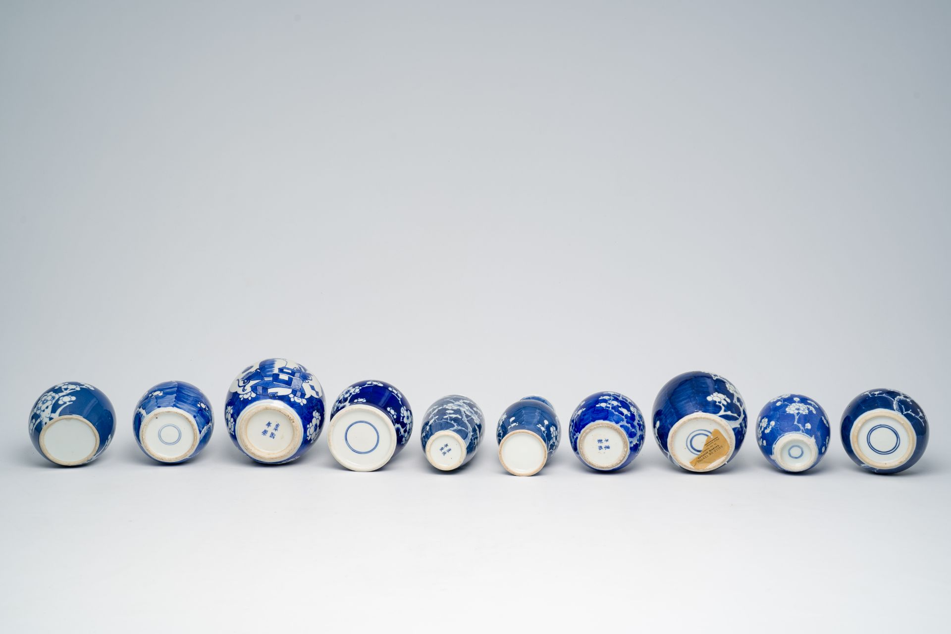 A varied collection of Chinese blue and white prunus on cracked ice ground porcelain, 19th/20th C. - Bild 13 aus 15