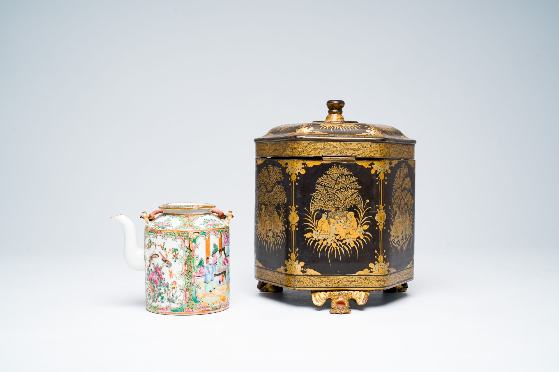 A Chinese hexagonal export Canton black- and gold-lacquer tea box with a matching famille rose teapo - Bild 4 aus 9