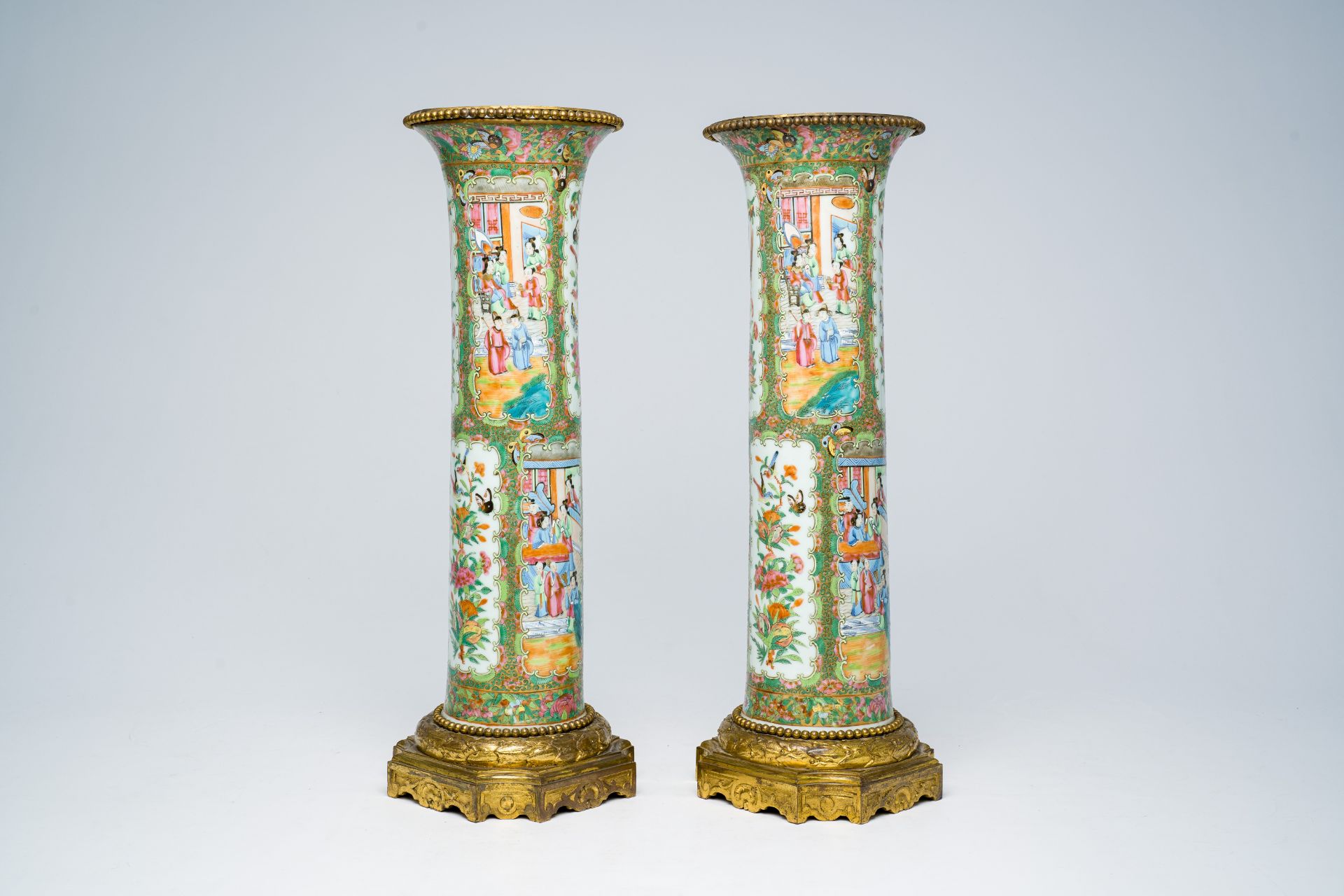 A pair of Chinese Canton famille rose gilt bronze mounted sleeve vases with palace scenes, 19th C. - Bild 4 aus 8