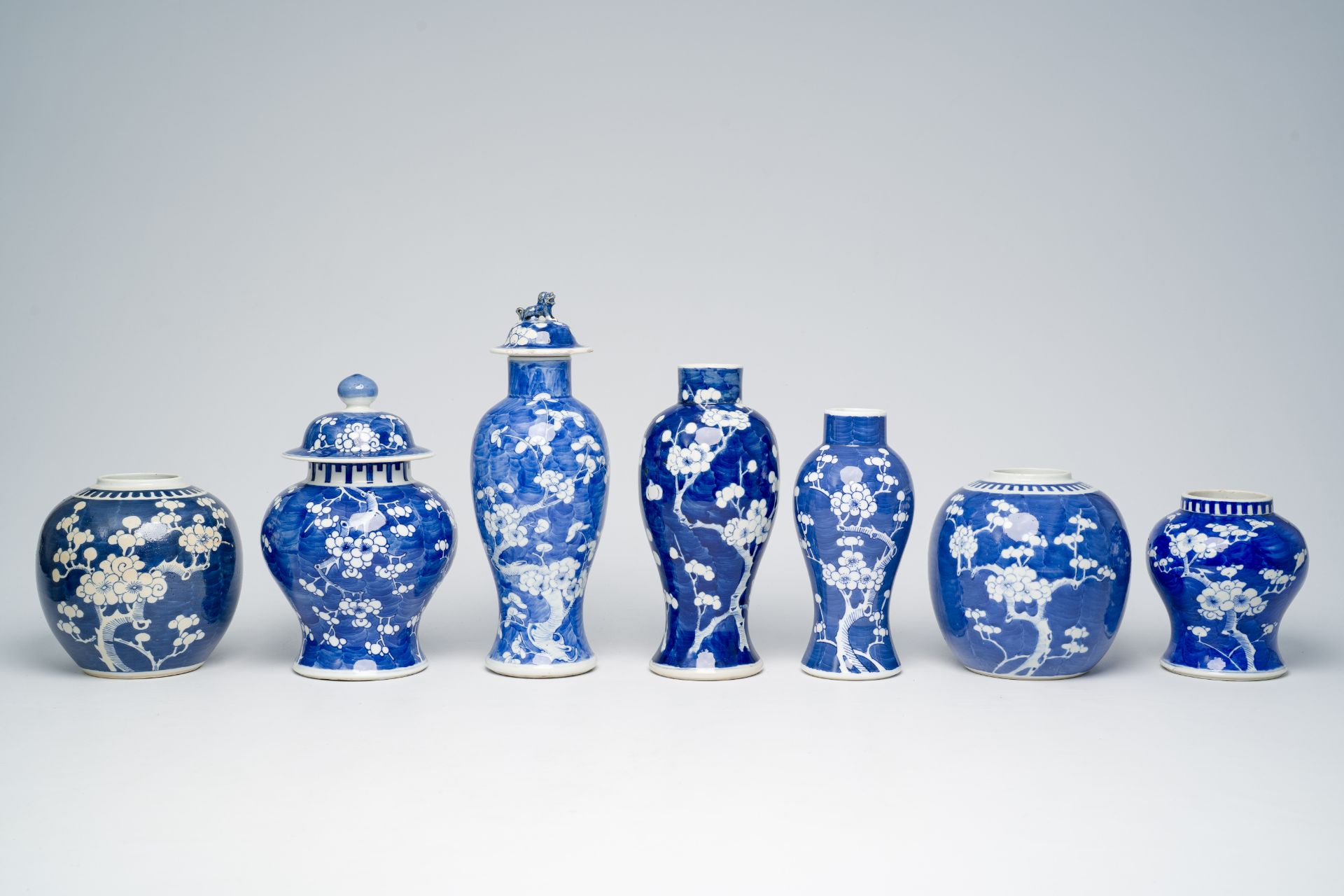 A varied collection of Chinese blue and white prunus on cracked ice ground porcelain, 19th/20th C. - Bild 2 aus 15