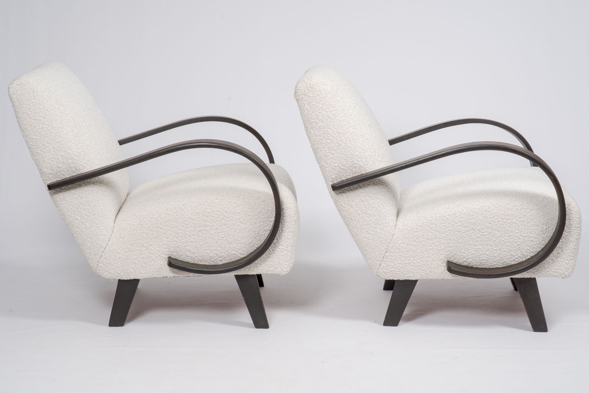 Jindrich Halabala (1903-1978): A pair of wood armchairs with fabric upholstery, third quarter 20th C - Image 5 of 7