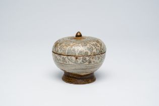 A Thai blue and white Sawankhalok bowl and cover on stand with floral design, 14th C.