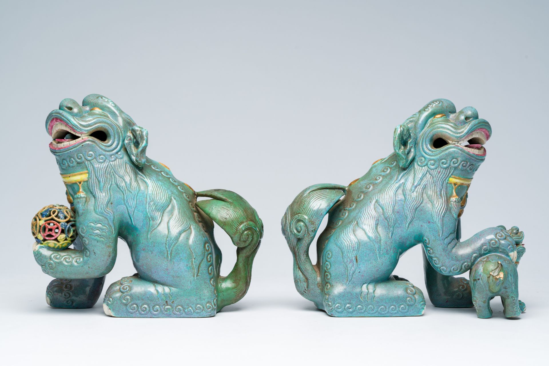 A pair of Chinese robin's egg glazed Buddhist lions, Republic, 20th C. - Bild 3 aus 8