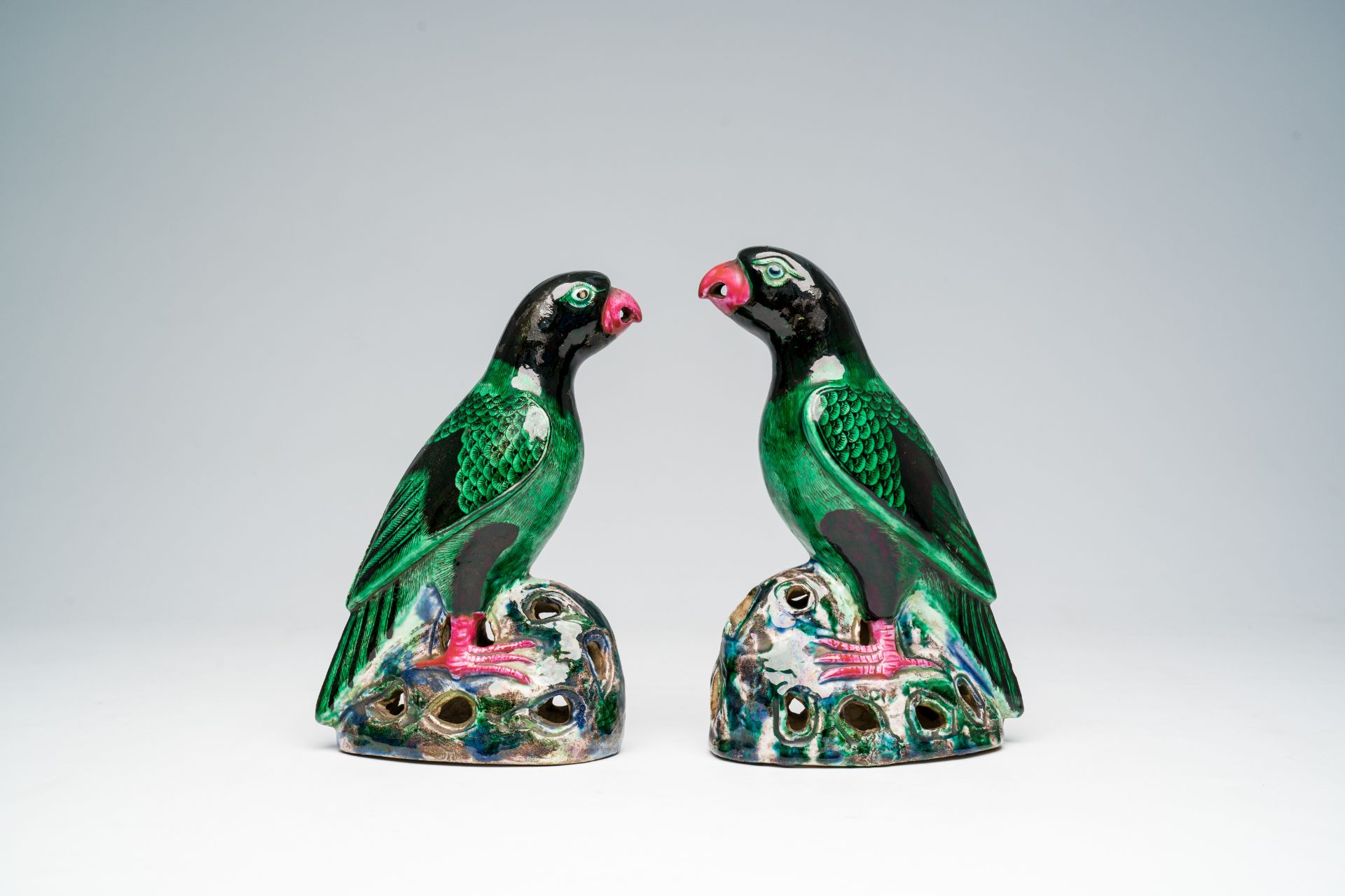 A pair of Chinese polychrome models of parrots, 19th/20th C. - Image 3 of 8