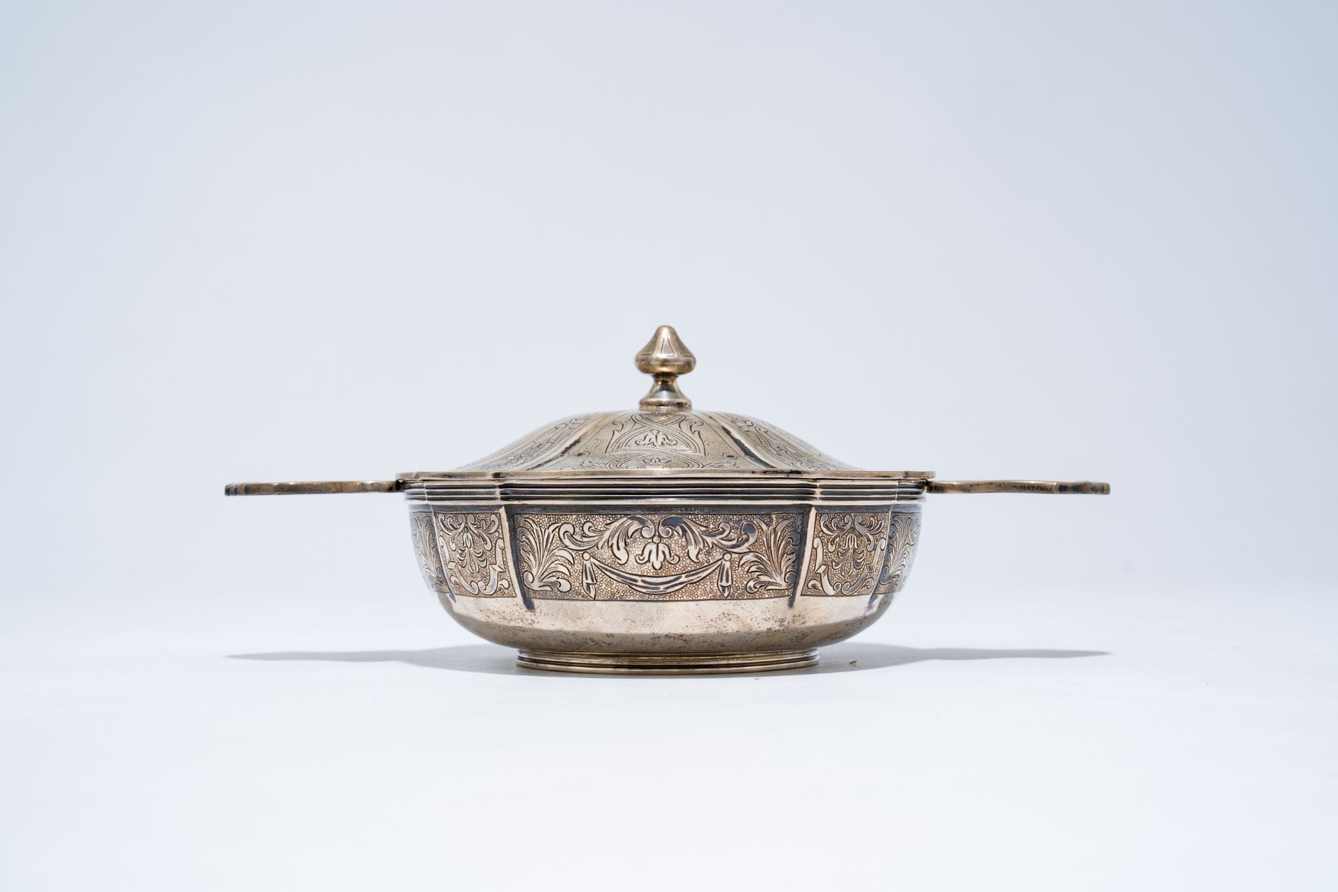 A Belgian silver bowl and cover with floral design, maker's mark Wolfers, 800/000, 20th C. - Image 3 of 9