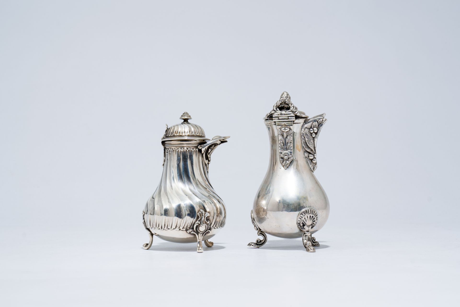 Two silver Louis XV and Louis XVI style 'egoist' jugs and covers, 800 and 950/000, 19th/20th C. - Image 4 of 9