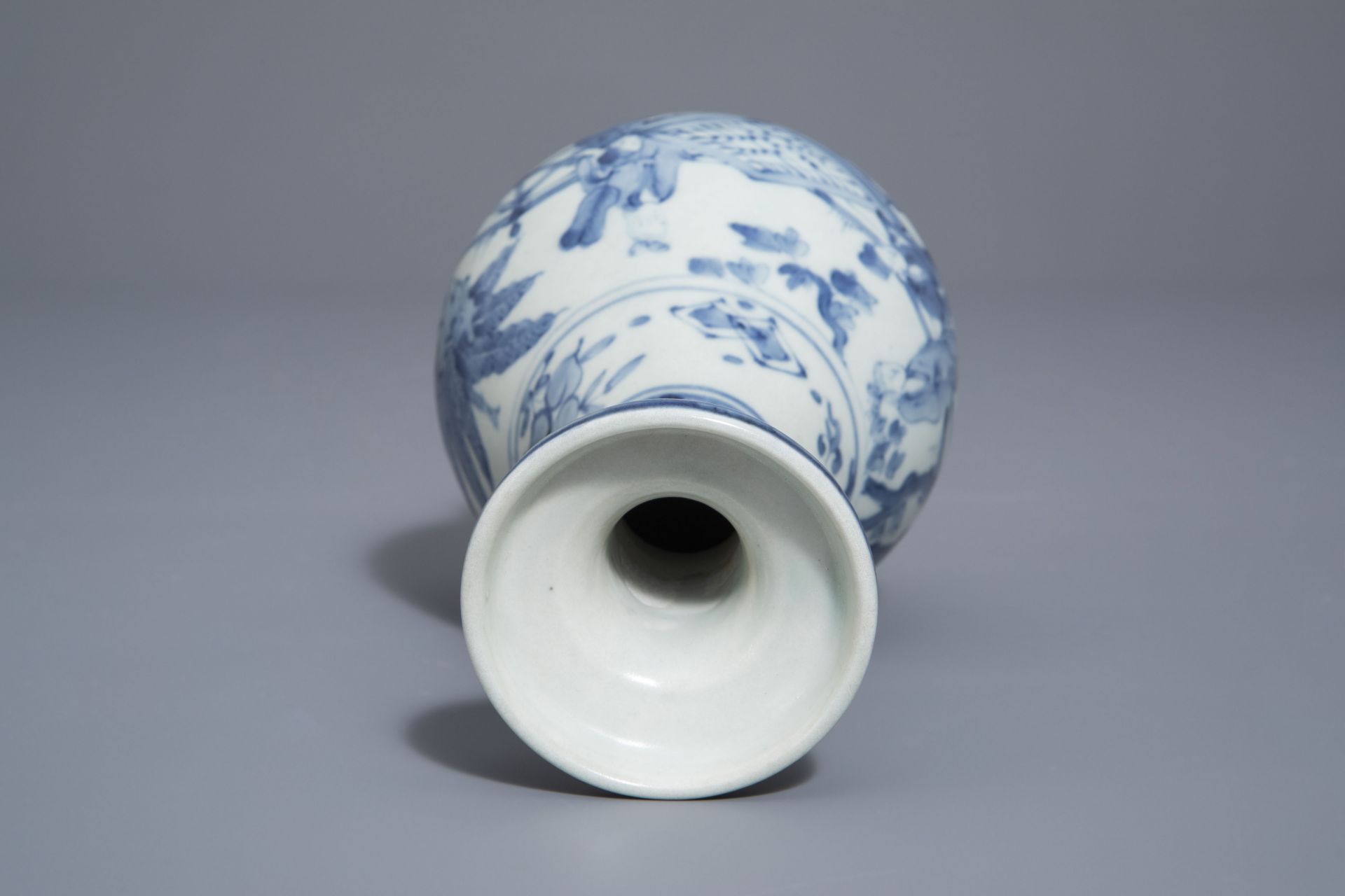 A Chinese blue and white vase with go players, 19th/20th C. - Image 5 of 8