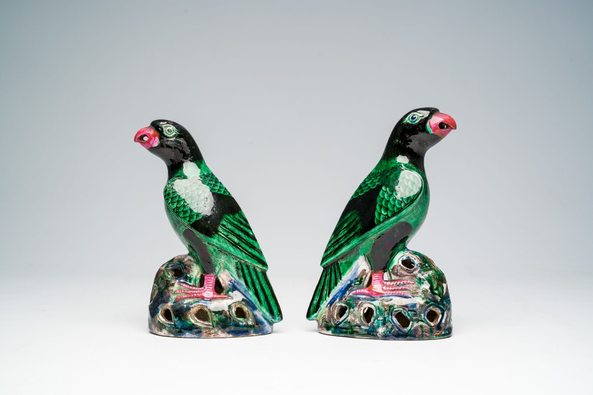 A pair of Chinese polychrome models of parrots, 19th/20th C. - Image 5 of 8