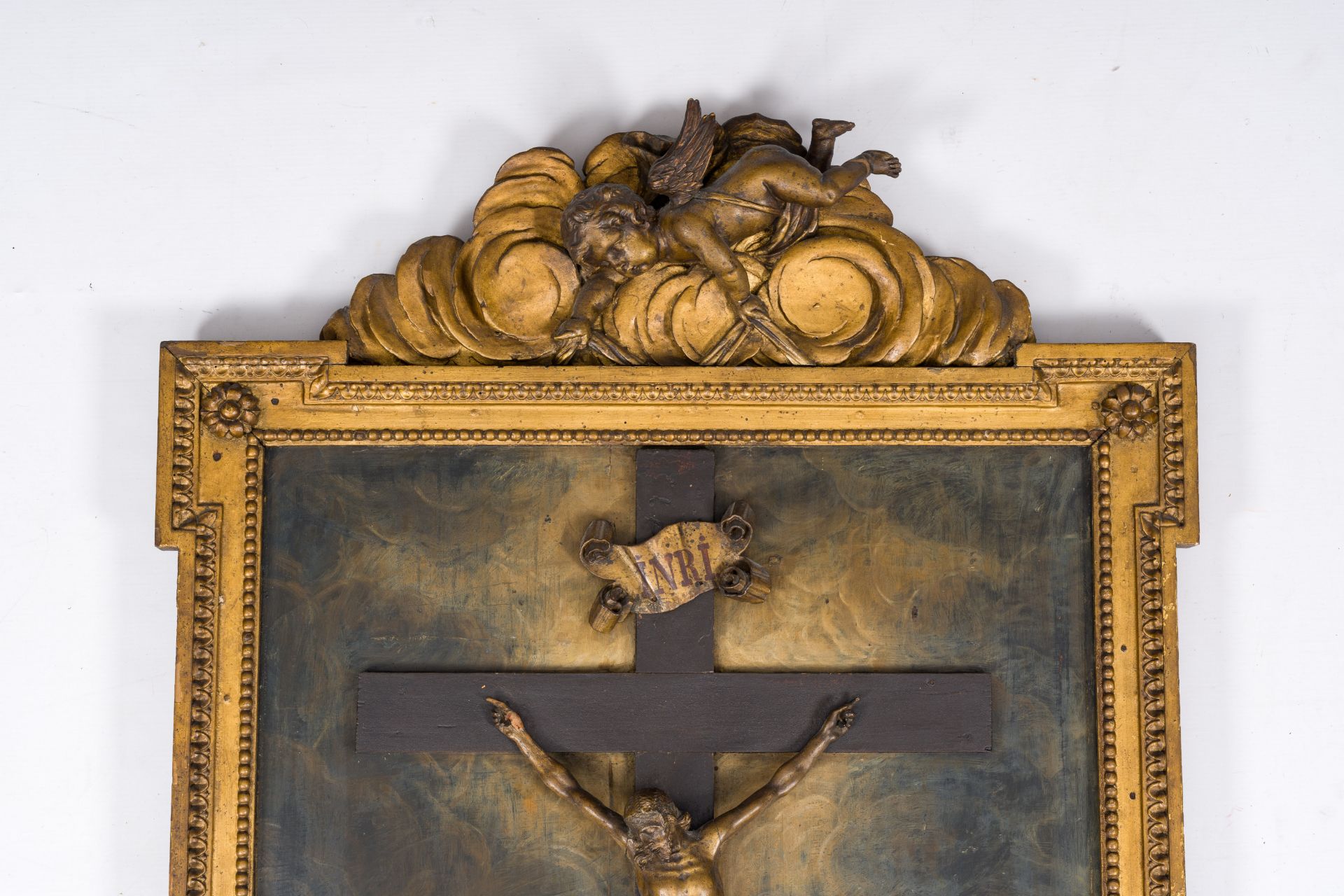 A Flemish carved and gilt wood Calvary surrounded by angels, late 18th C. - Image 5 of 5