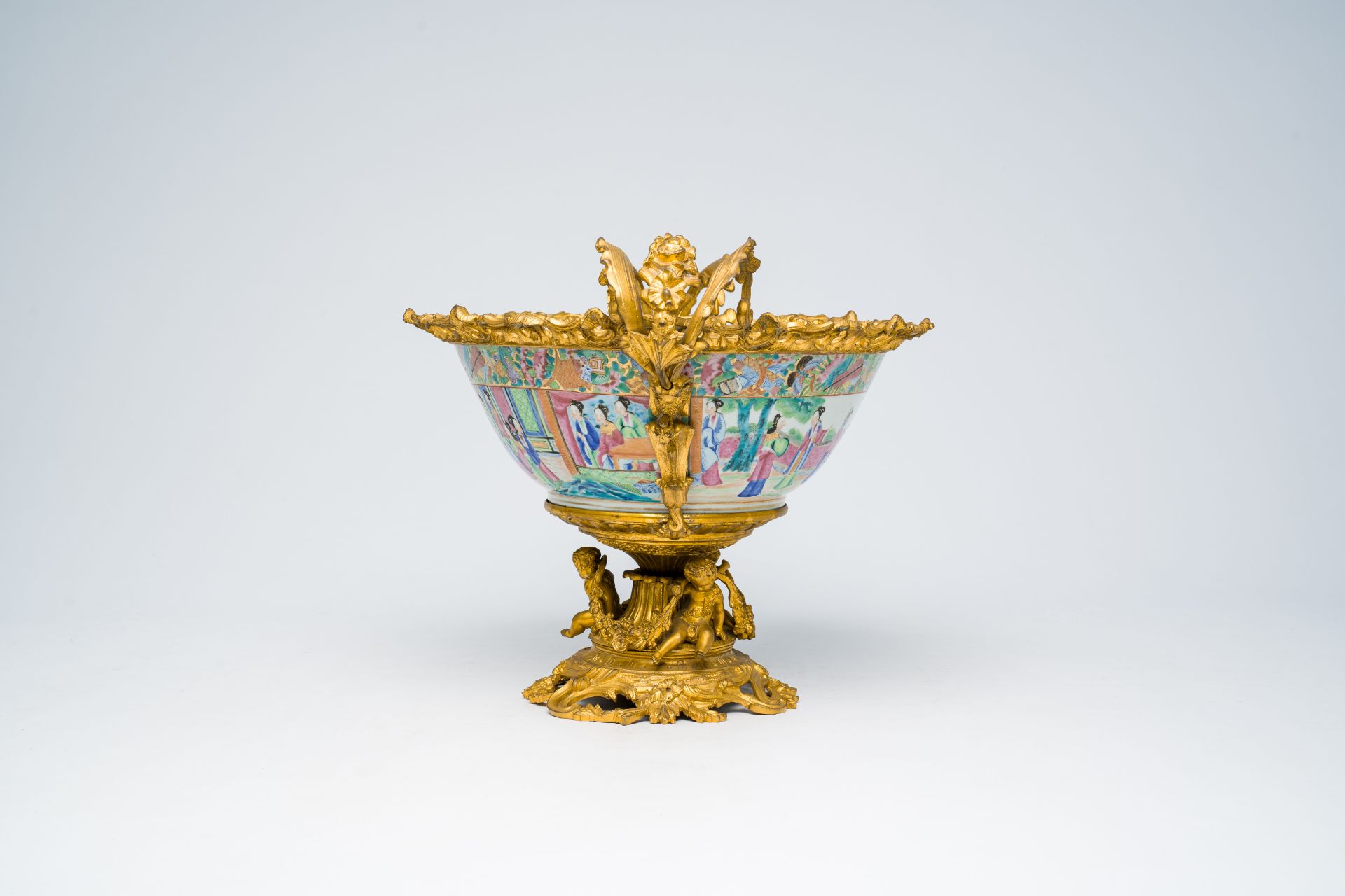 A Chinese gilt bronze mounted Canton famille rose bowl with a palace scene all around. 19th C. - Image 6 of 8
