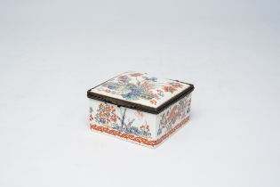 A French Samson Chantilly style box and cover with Kakiemon style floral design, Paris, 19th C.