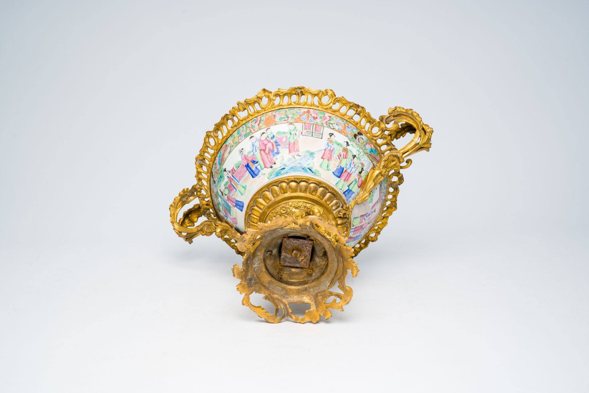 A Chinese gilt bronze mounted Canton famille rose bowl with a palace scene all around. 19th C. - Image 8 of 8
