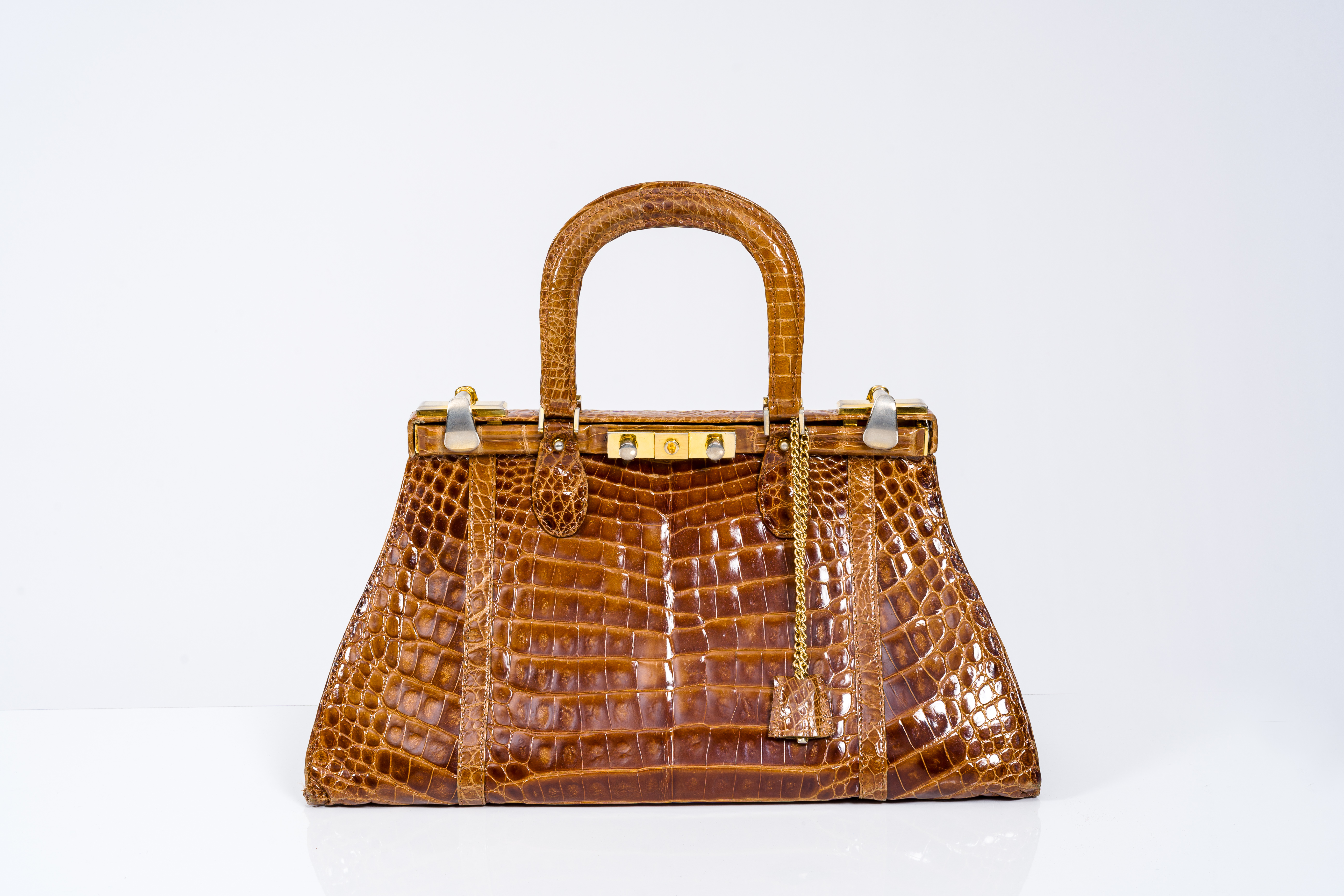 A brown leather crocodile handbag, 20th C. - Image 2 of 9