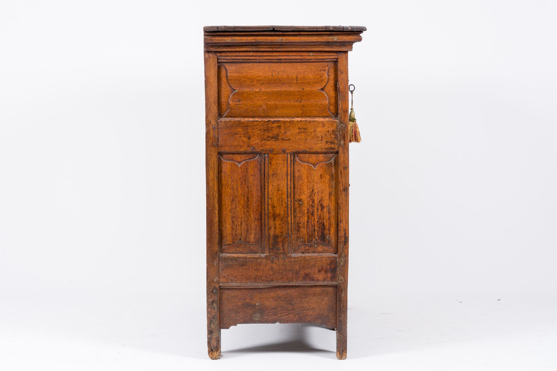 An exceptional Gothic wood two-door cupboard with linenfold and tracery panels, early 16th C. - Image 5 of 6