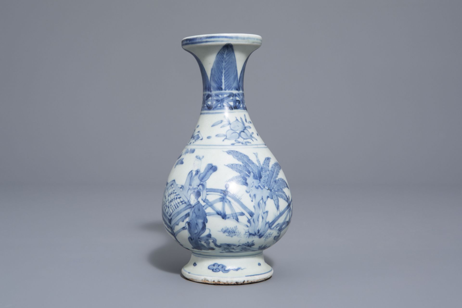 A Chinese blue and white vase with go players, 19th/20th C. - Image 4 of 8