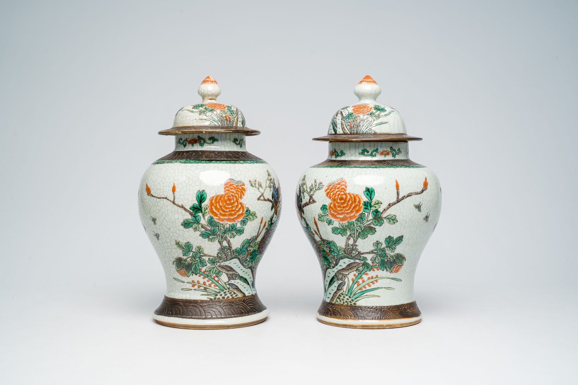 A pair of Chinese Nanking crackle glazed famille verte vases and covers with pheasants among blossom - Bild 4 aus 6