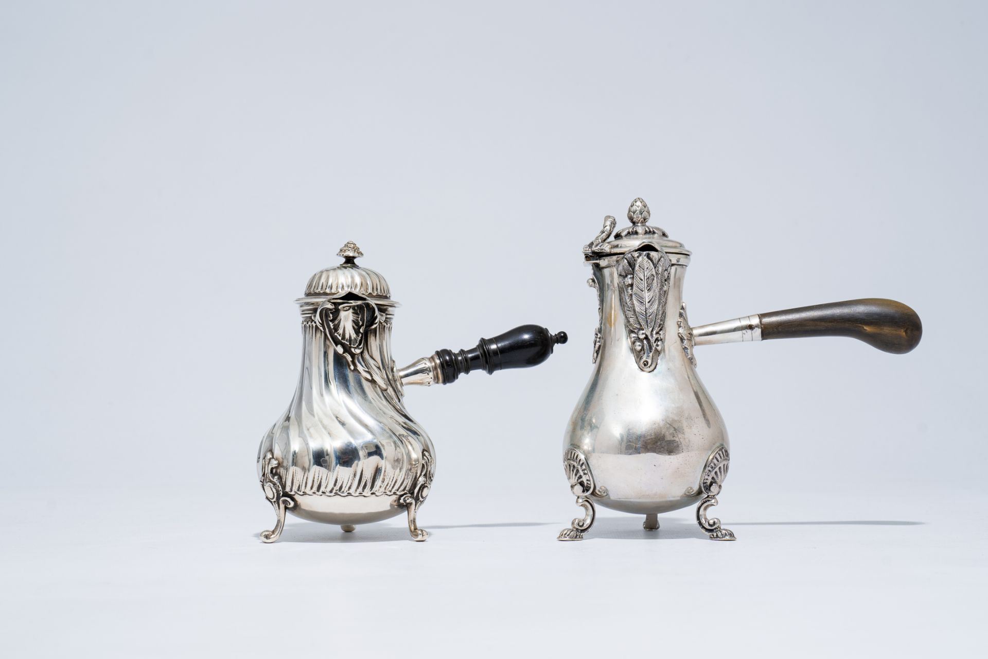 Two silver Louis XV and Louis XVI style 'egoist' jugs and covers, 800 and 950/000, 19th/20th C. - Image 2 of 9
