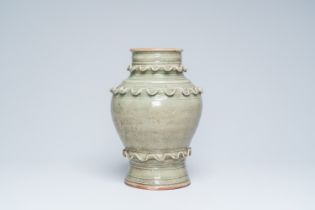 A celadon-glazed crackle-ground vase, Thailand or Vietnam, 18th/19th C.