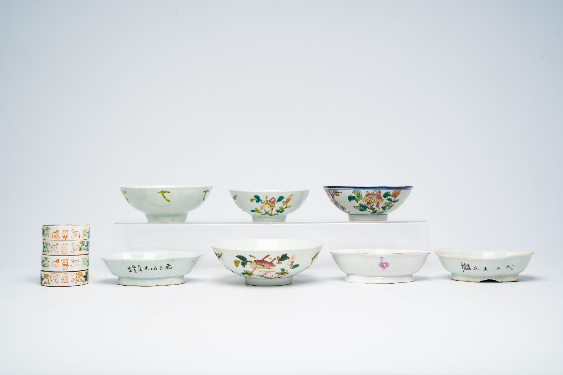 A varied collection of Chinese famille rose and qianjiang cai porcelain with figures, roosters and f - Bild 8 aus 13