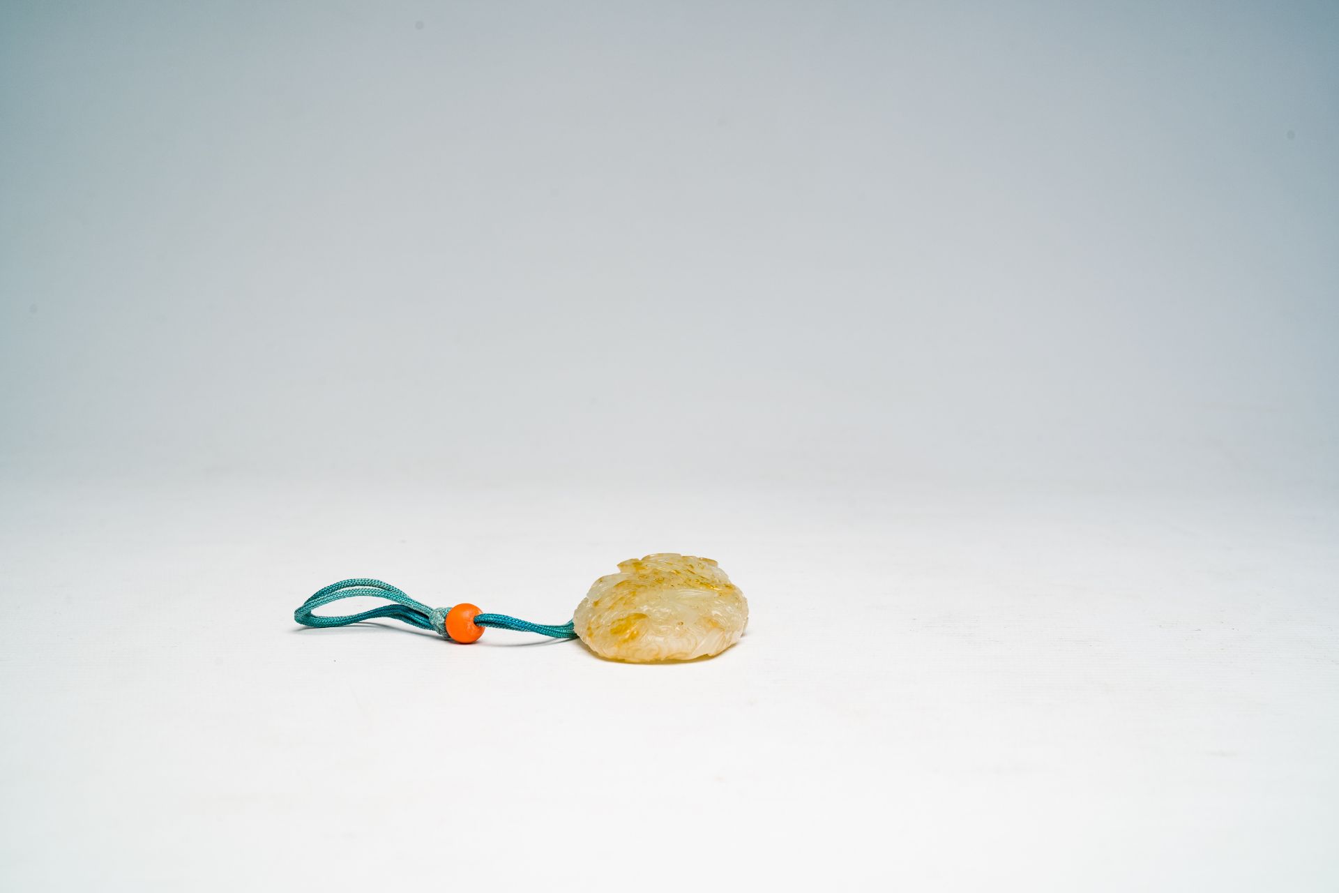 A Chinese jade pendant with bats surrounding a 'precious umbrella', 19th/20th C. - Image 5 of 13